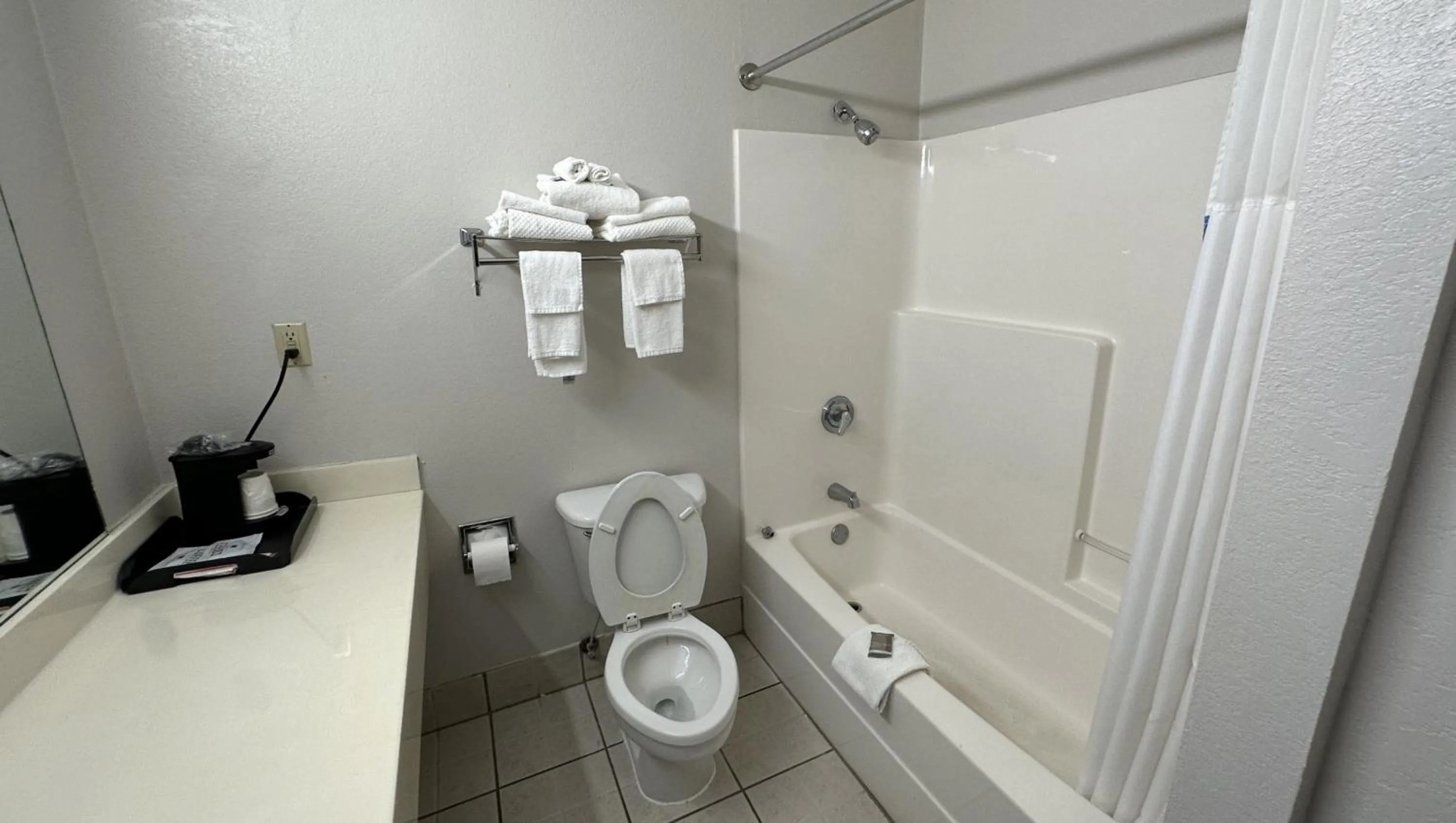 Bathroom in Super Inn & Suites Philadelphia