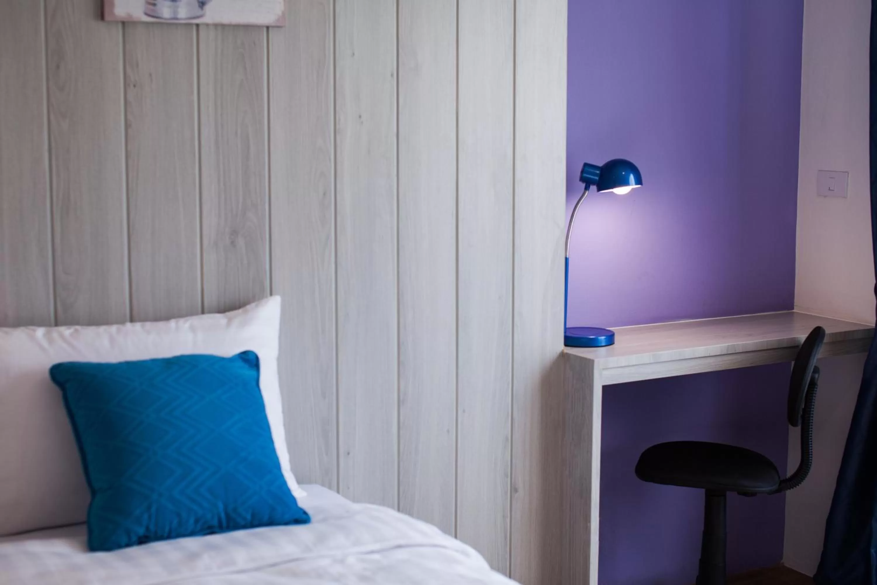 Photo of the whole room, Bed in Anchan Laguna Hotel โรงแรมอัญชันลากูน่า