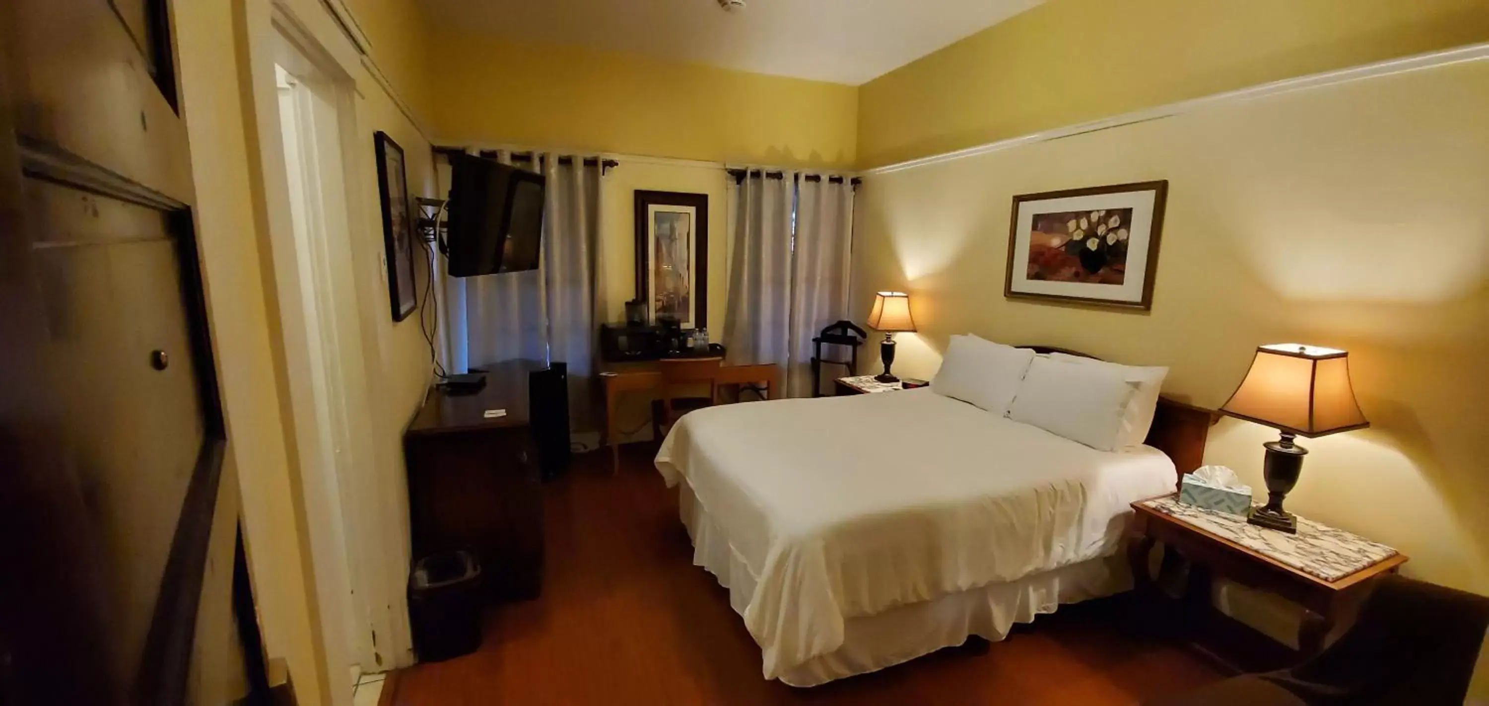 Queen Room in Glen Tavern Inn Queen Room in Glen Tavern Inn