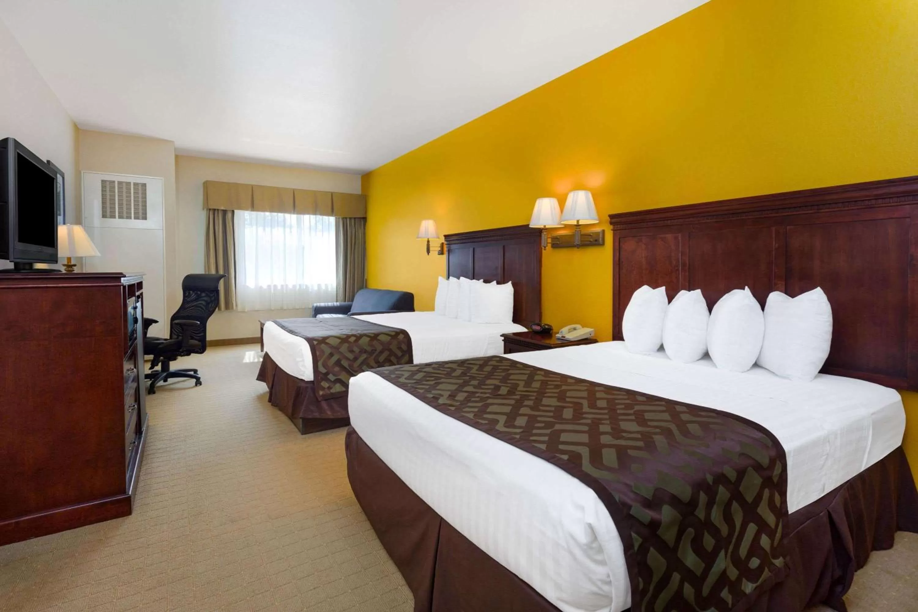 Photo of the whole room, Bed in Montcler Hotel & Conference Center, Trademark by Wyndham