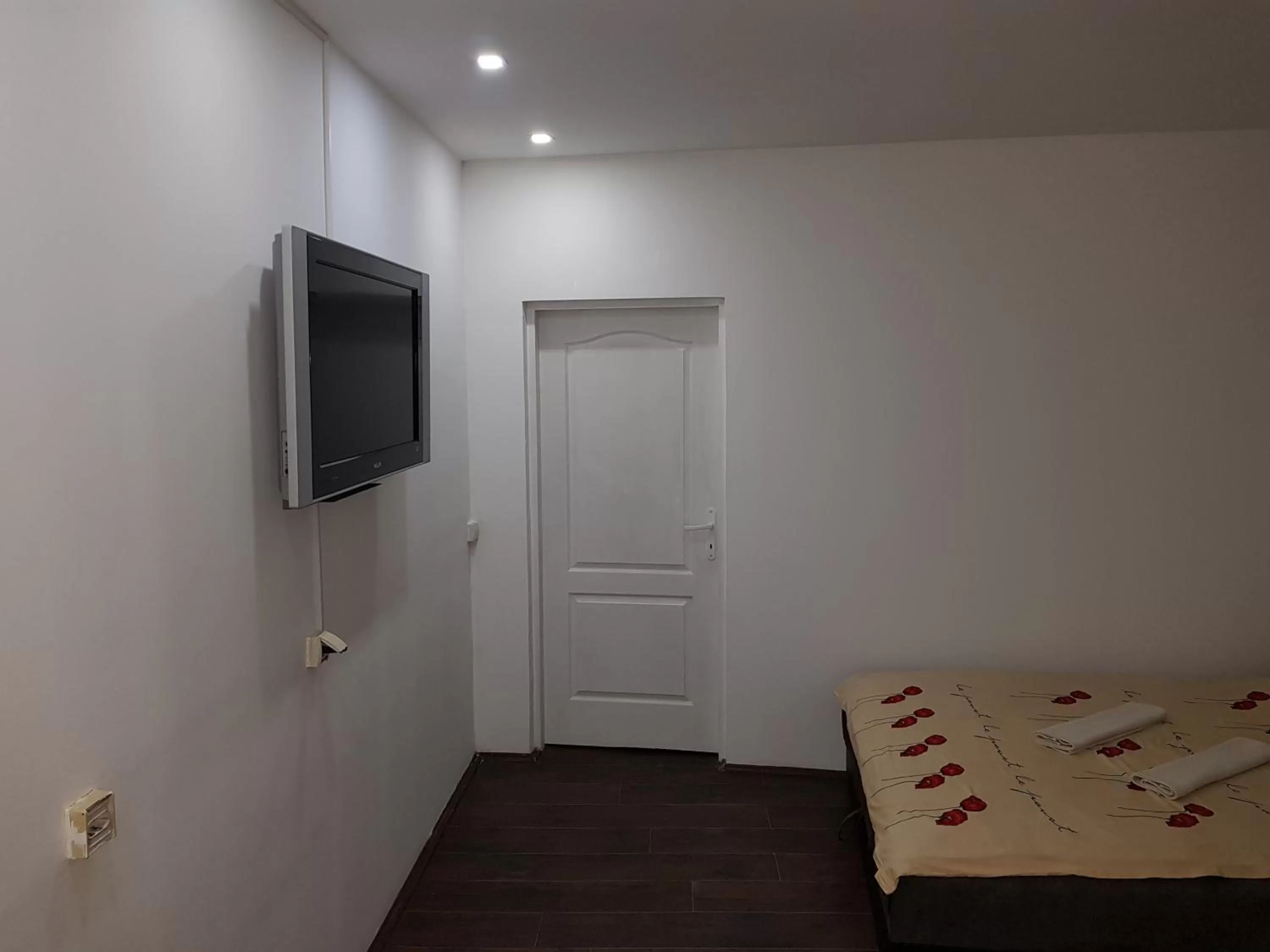 TV/Entertainment Center in Prenociste H2O