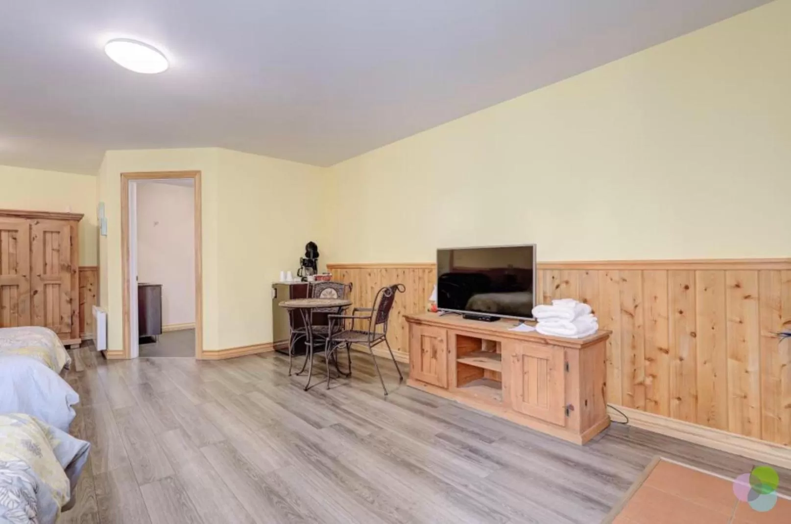 Dining area, TV/Entertainment Center in Hébergement chez le D