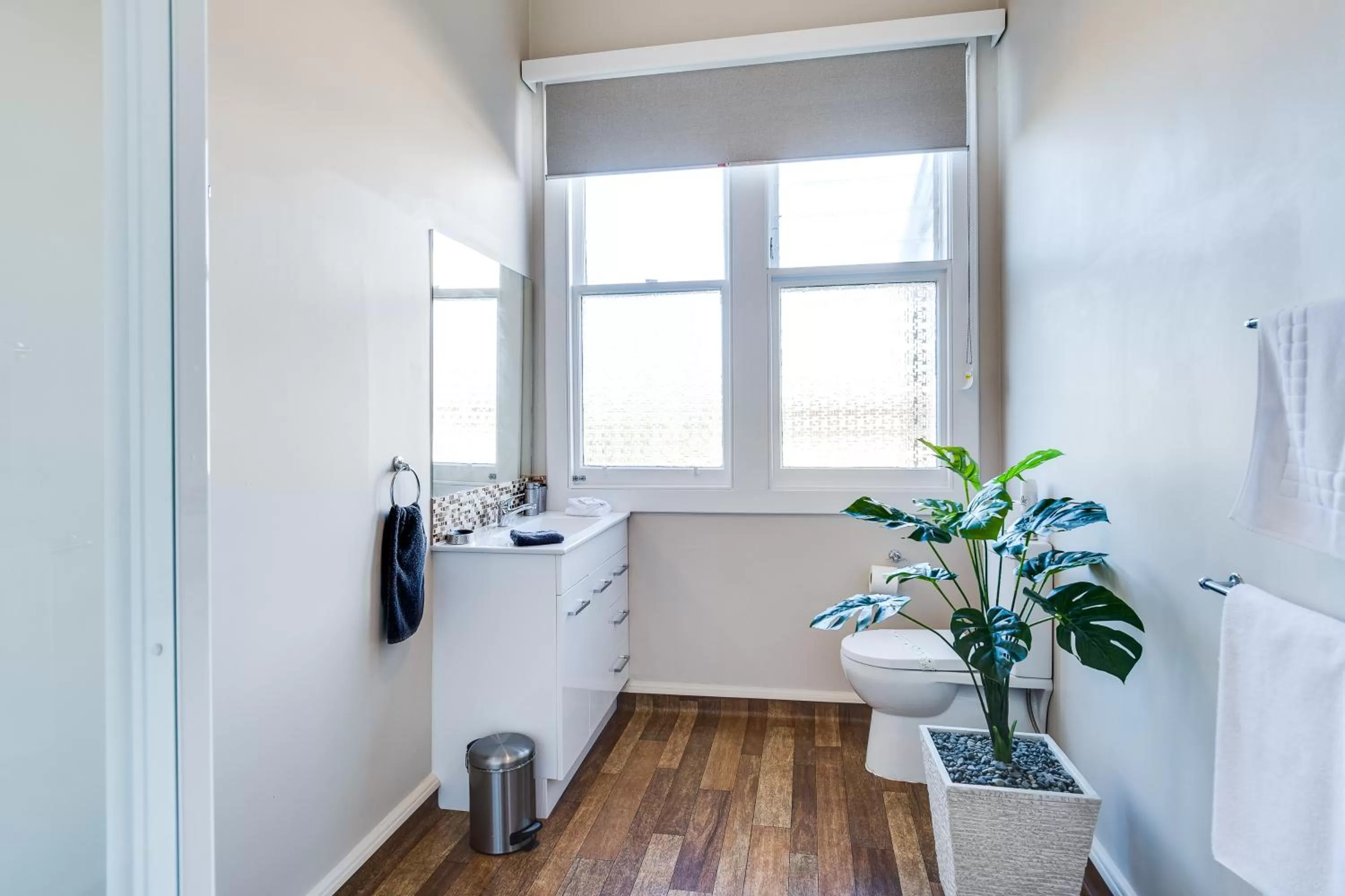 Bathroom, Kitchen/Kitchenette in Gardner Court Motel