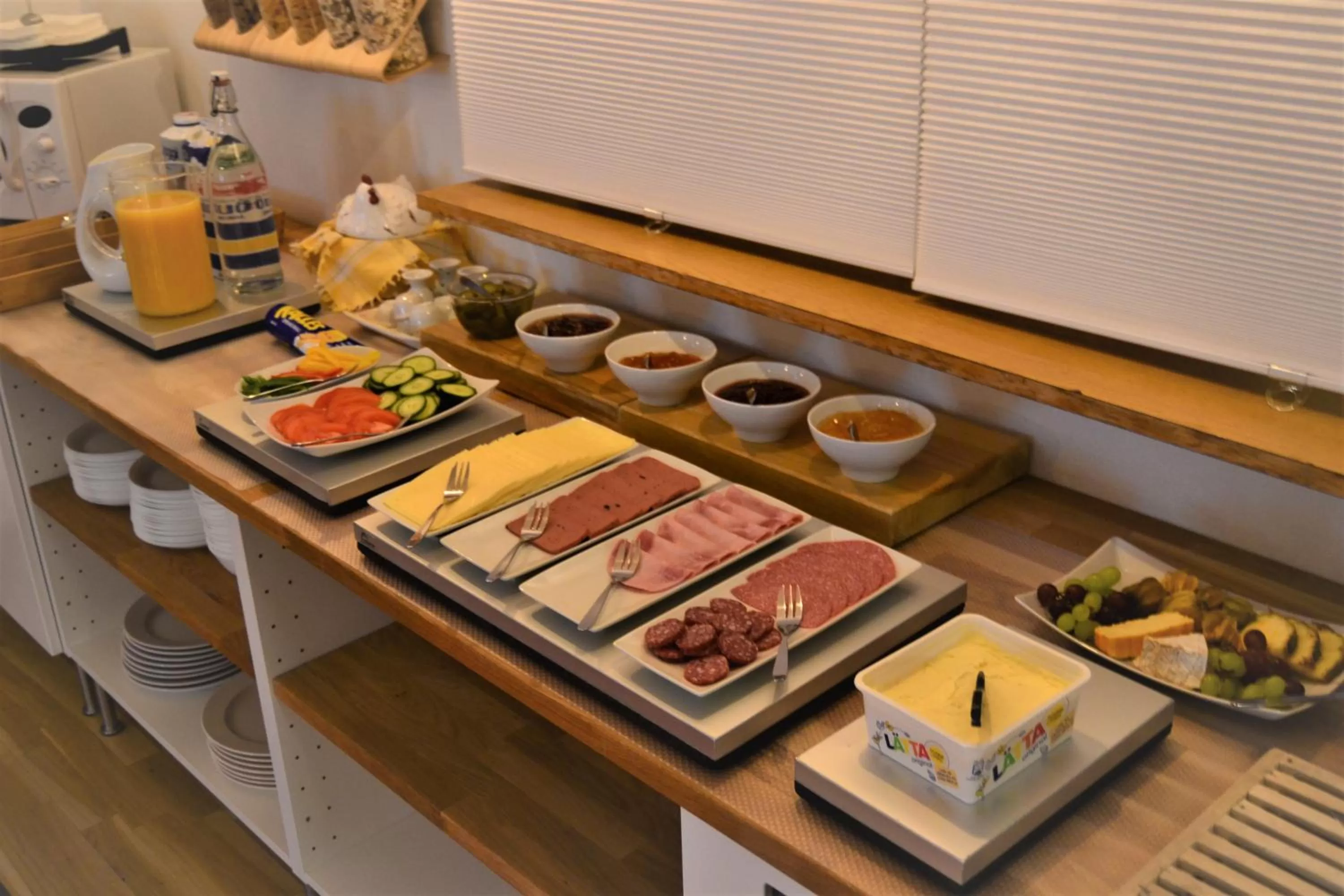 Buffet breakfast in Solsta Hotell