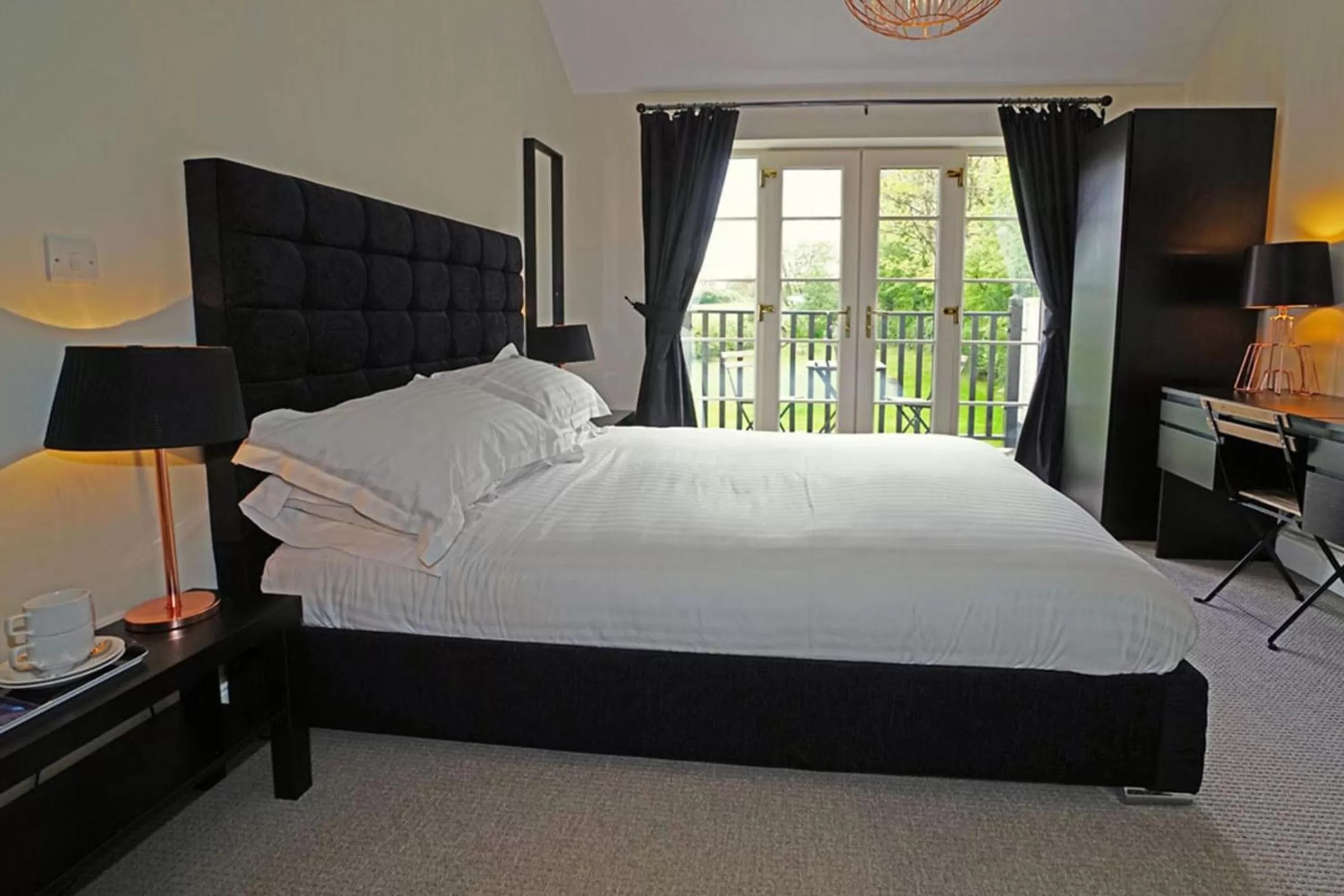 Bedroom, Bed in Greyhound Hever