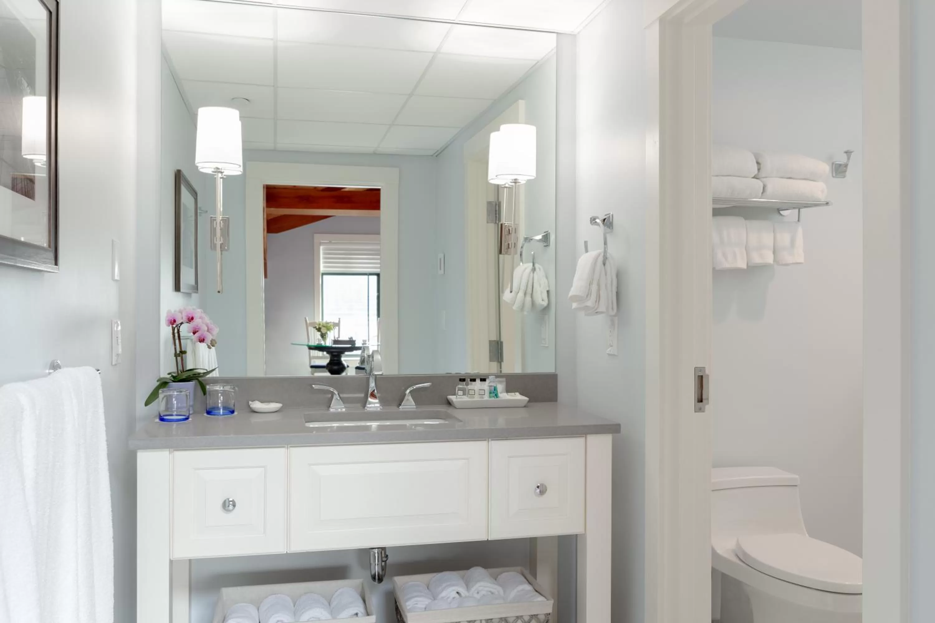 Coffee/tea facilities in Boston Yacht Haven