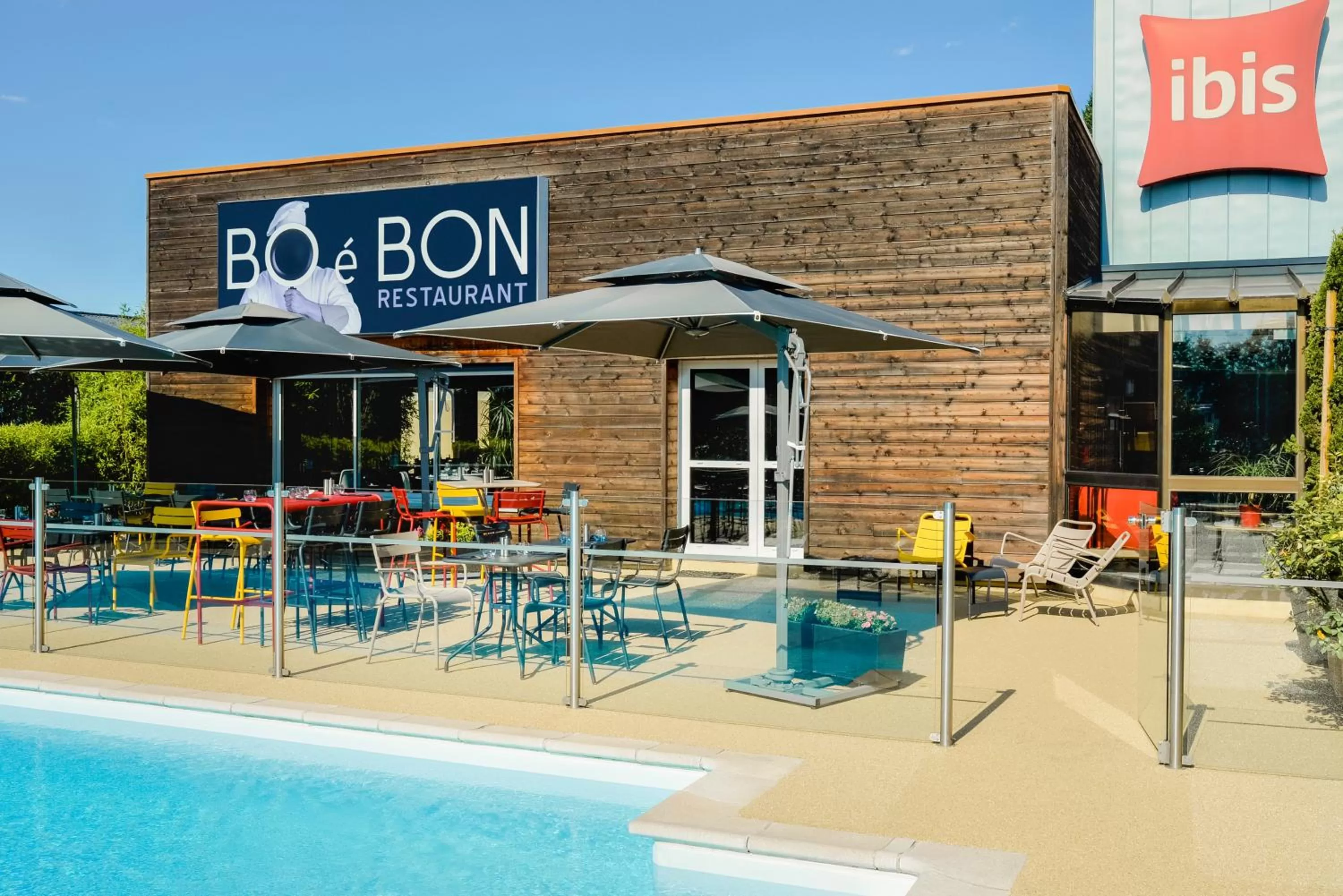 Patio in Ibis Roanne Le Coteau Hotel Restaurant