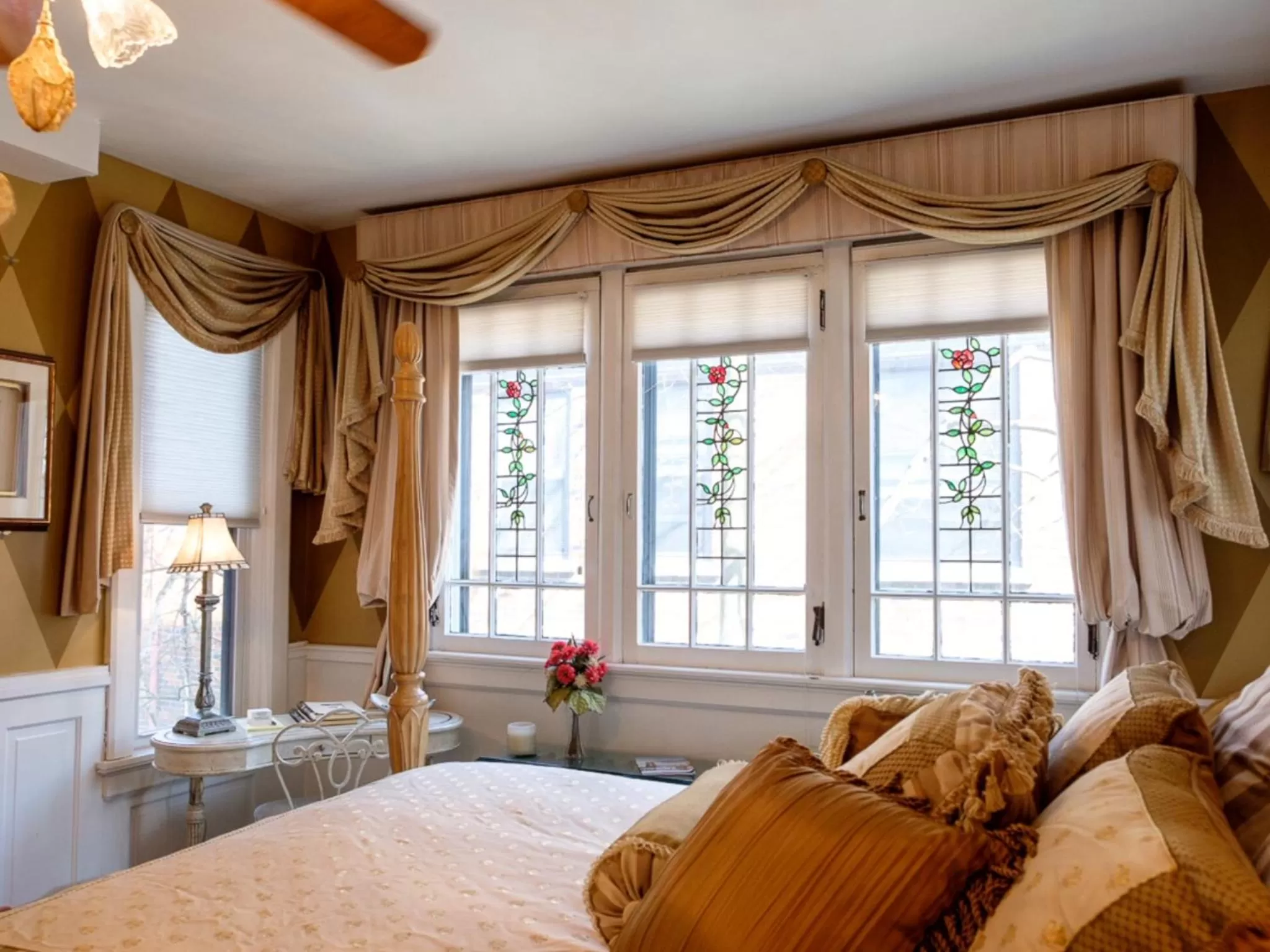 Bed in Gaslight Bed & Breakfast