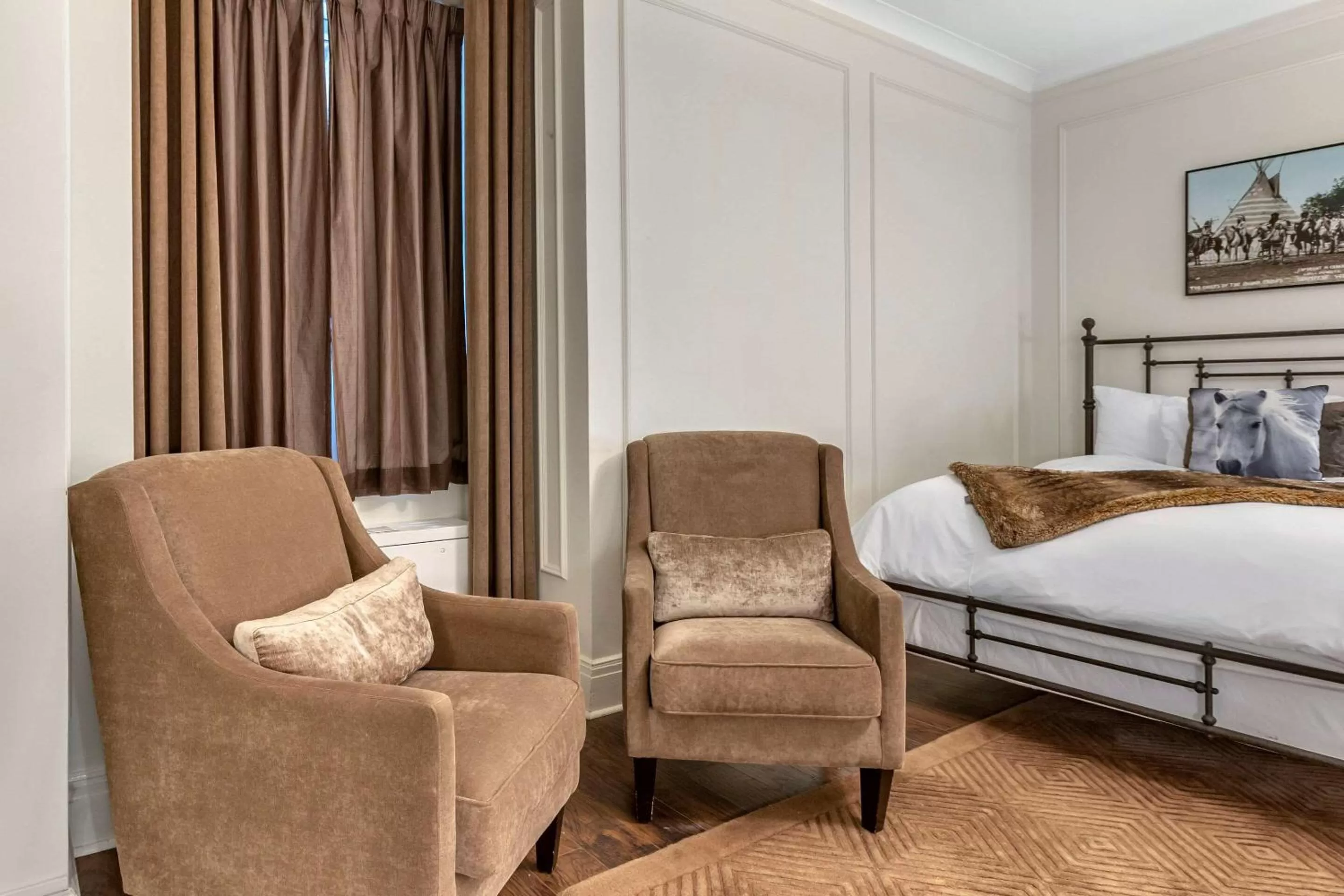 Photo of the whole room, Bed in The Fort Garry Hotel, Spa and Conference Centre, an Ascend Collection Hotel