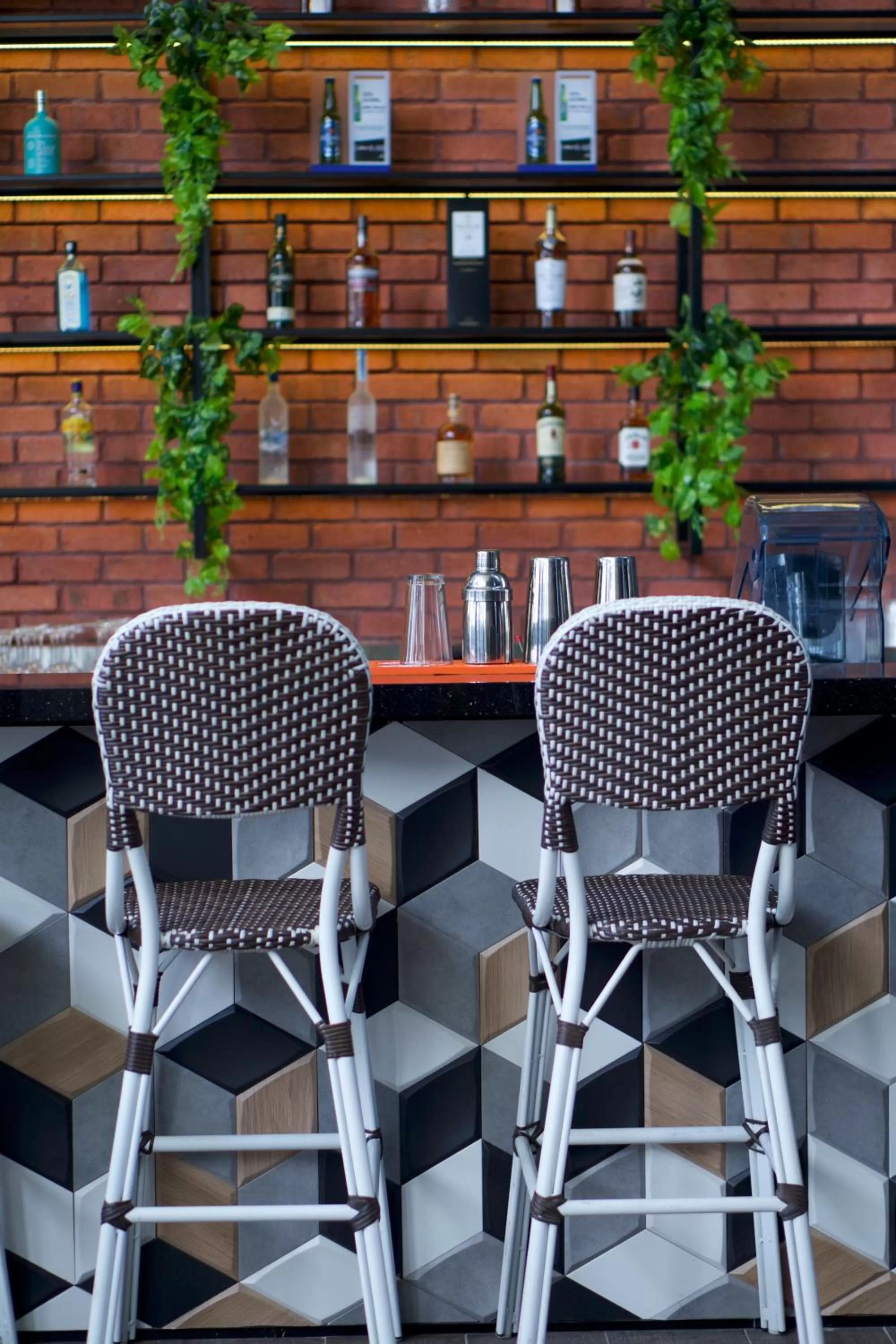 Lounge or bar in Holiday Inn Singapore Little India by IHG