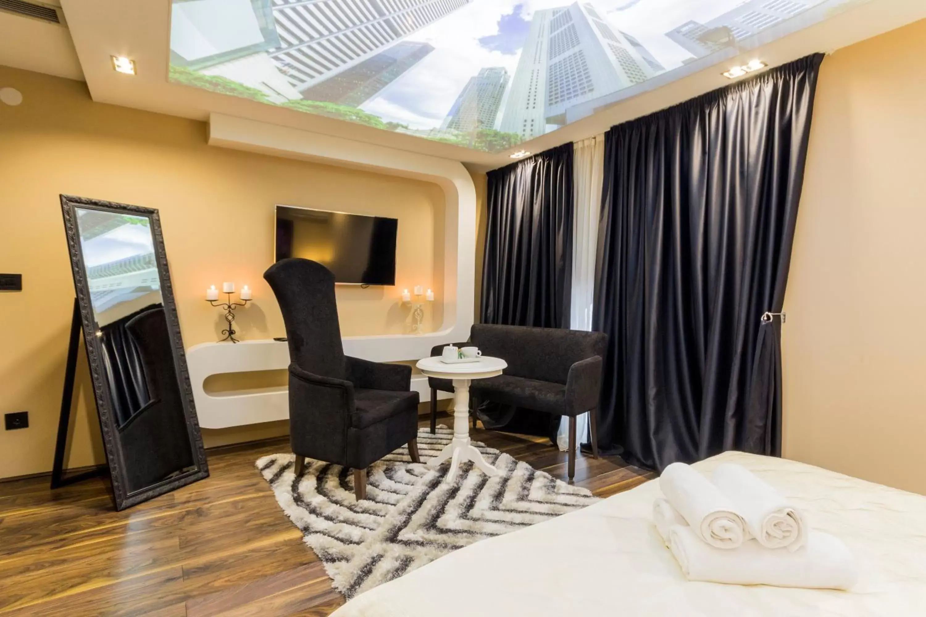 Queen Room with Spa Bath in Madison - Square Sava Queen Room with Spa Bath in Madison - Square Sava