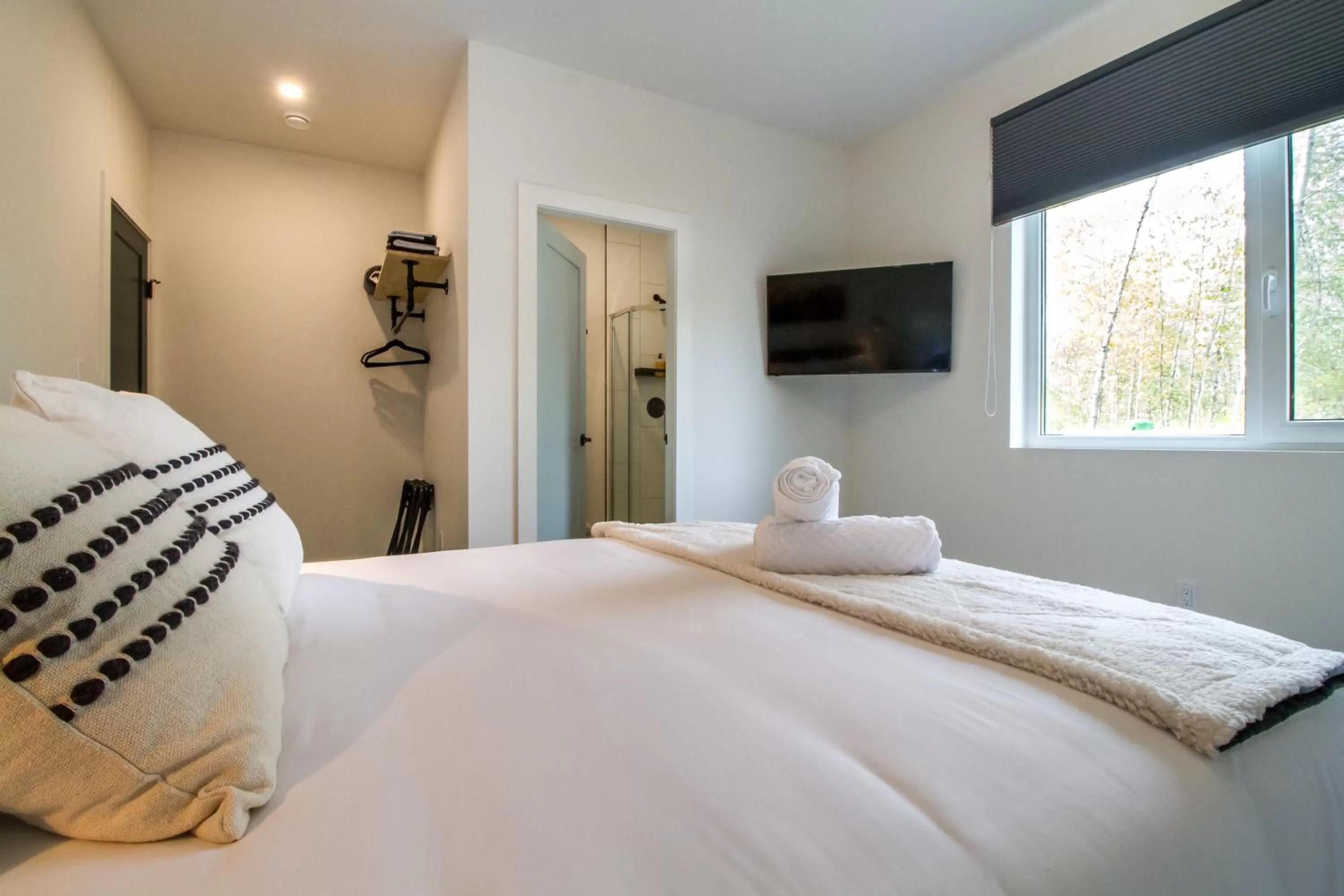 Deluxe Queen Room in Arrows Edge Lodge