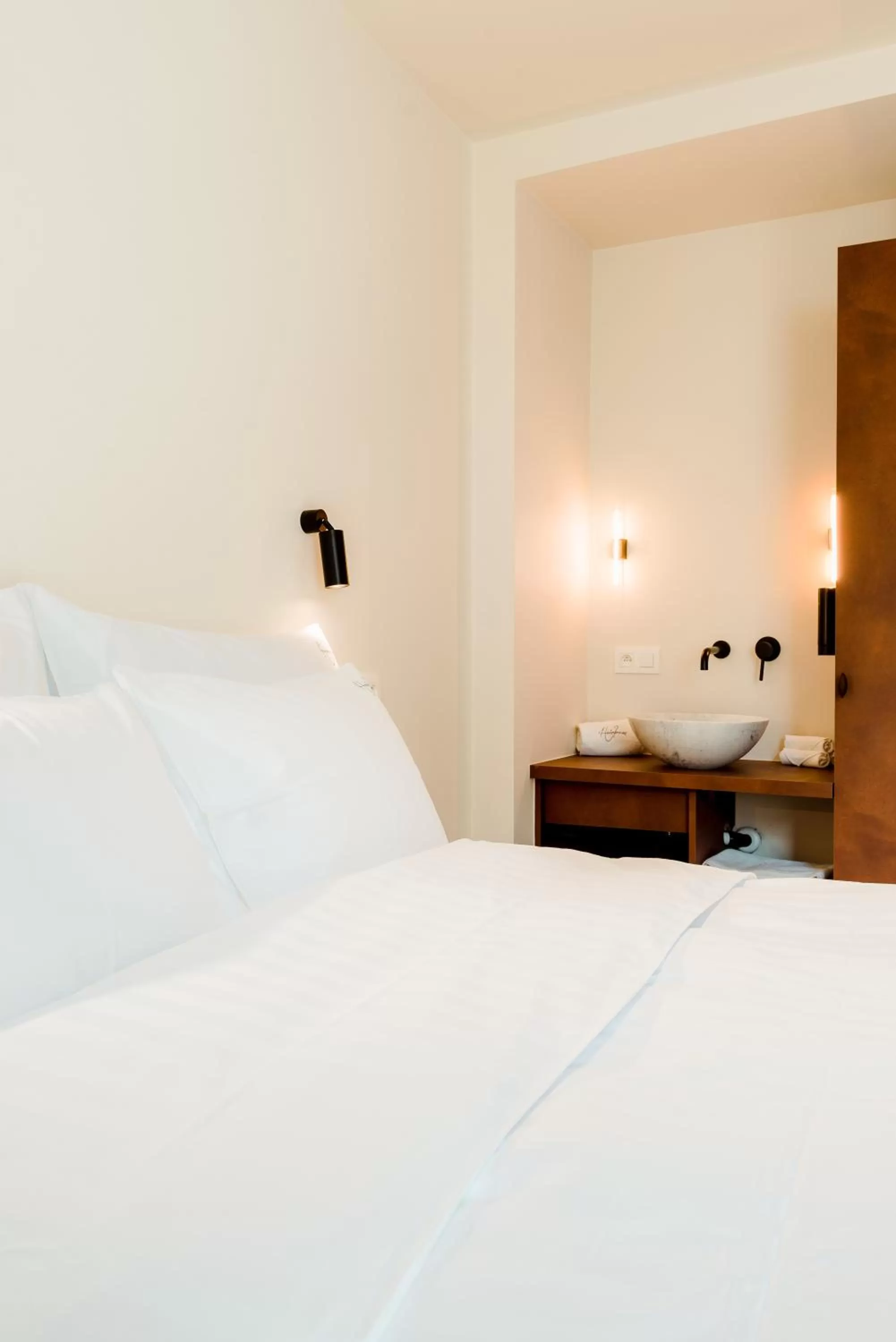 Bed in Heirloom - The Librarian