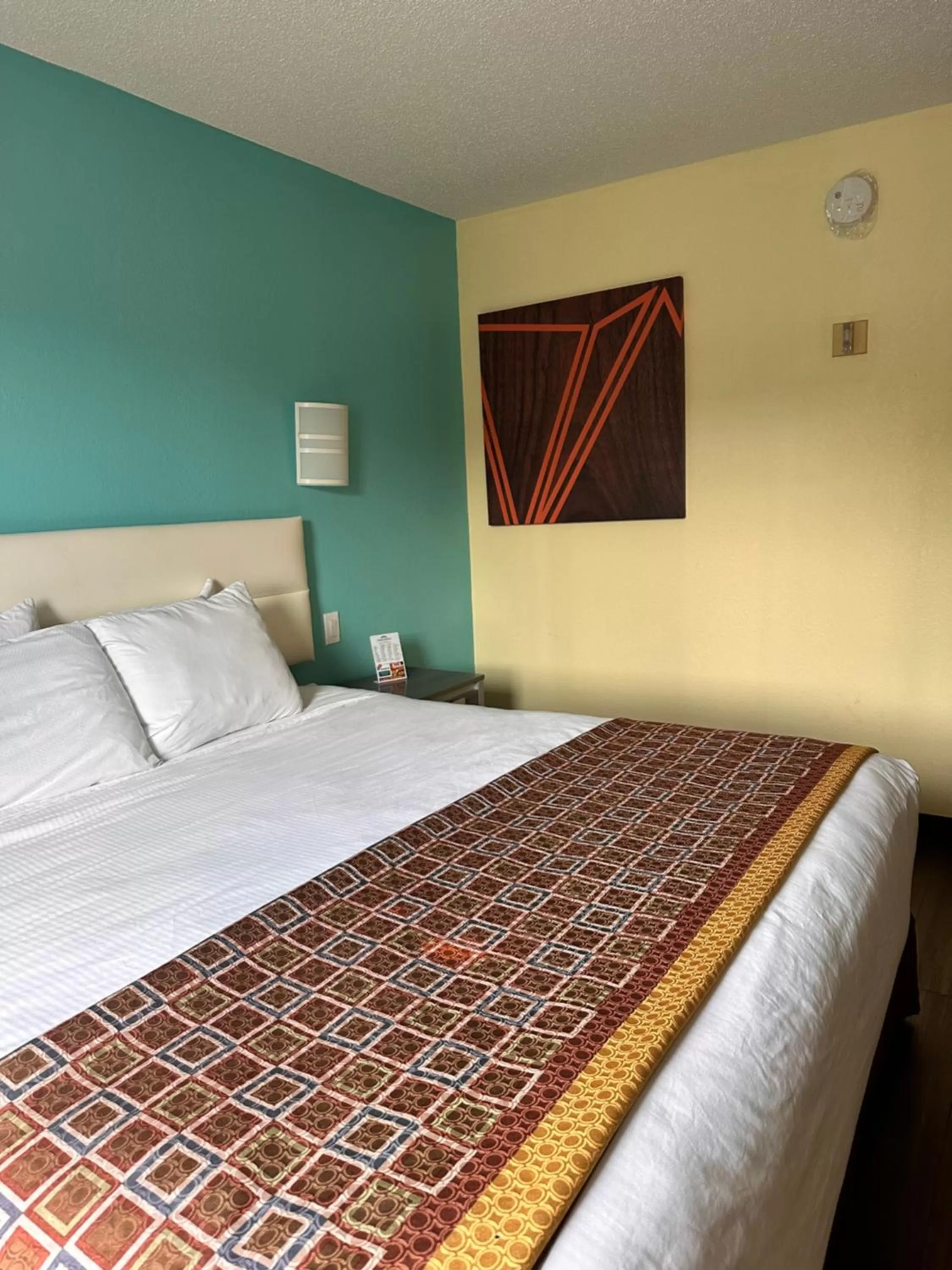 Bed in Howard Johnson by Wyndham Clarksville Tennessee