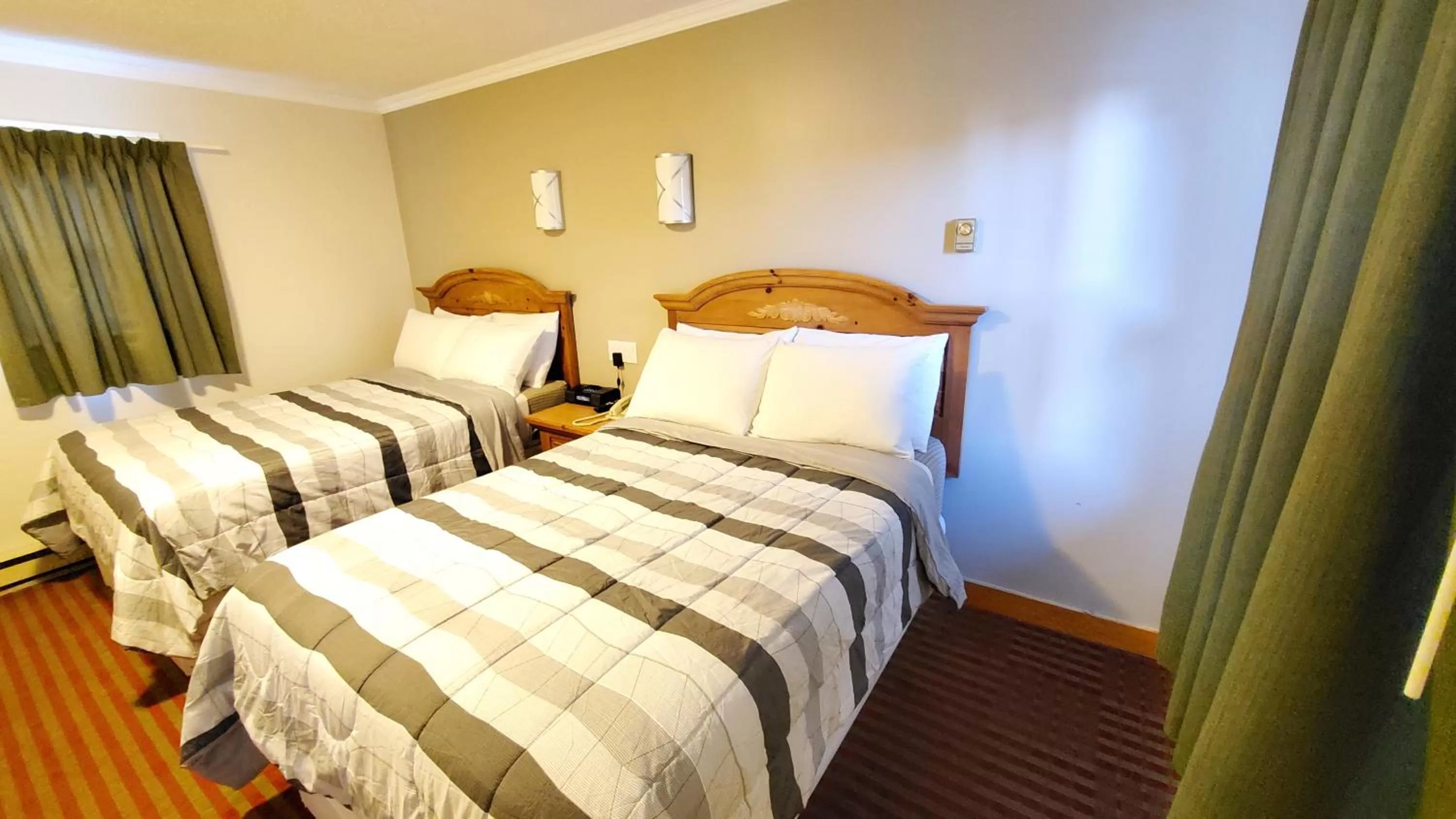 Bed in Knights Inn Colonial Fireside Inn