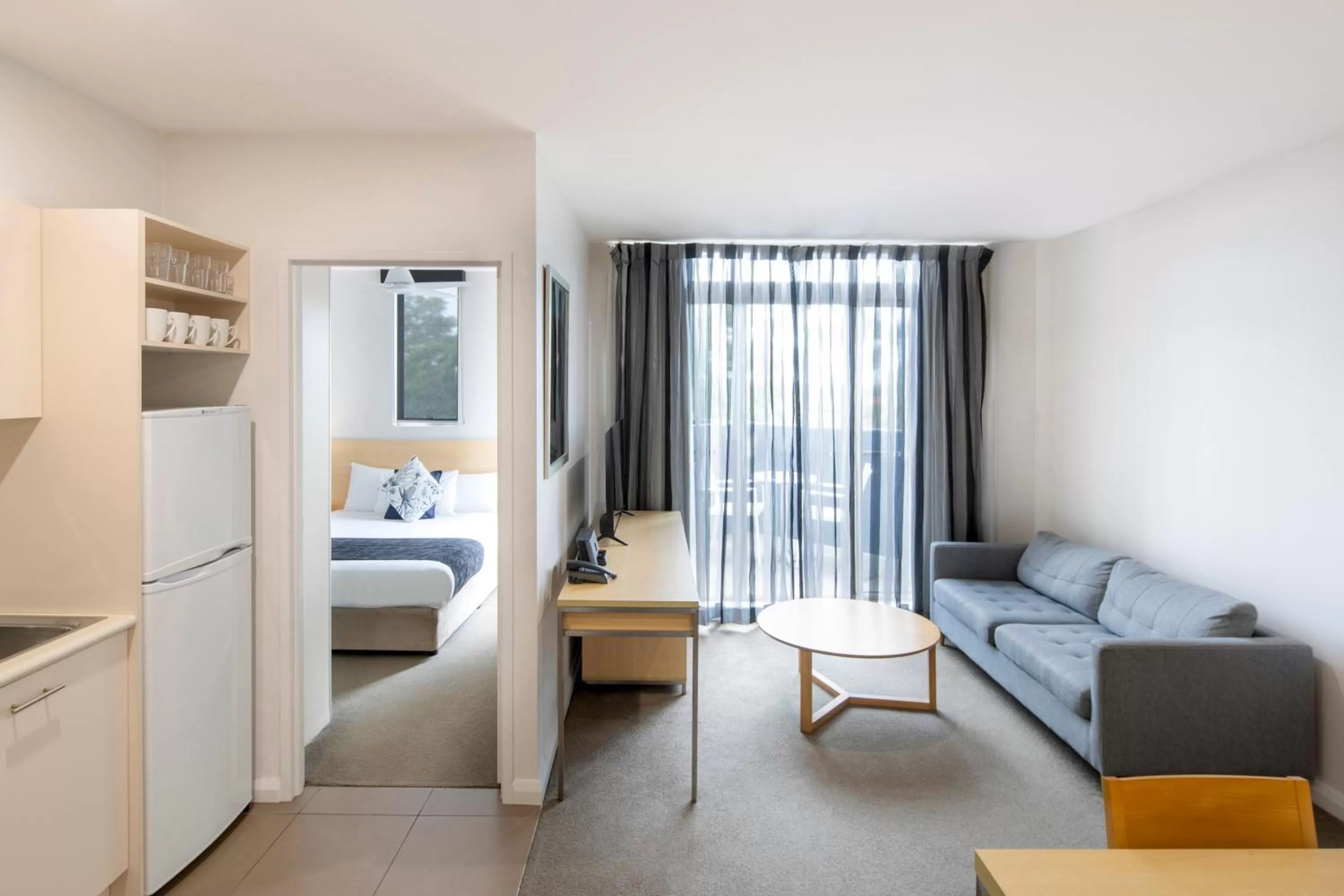 Kitchen or kitchenette, Bed in Mantra Castle Hill Sydney, an Accor Hotel