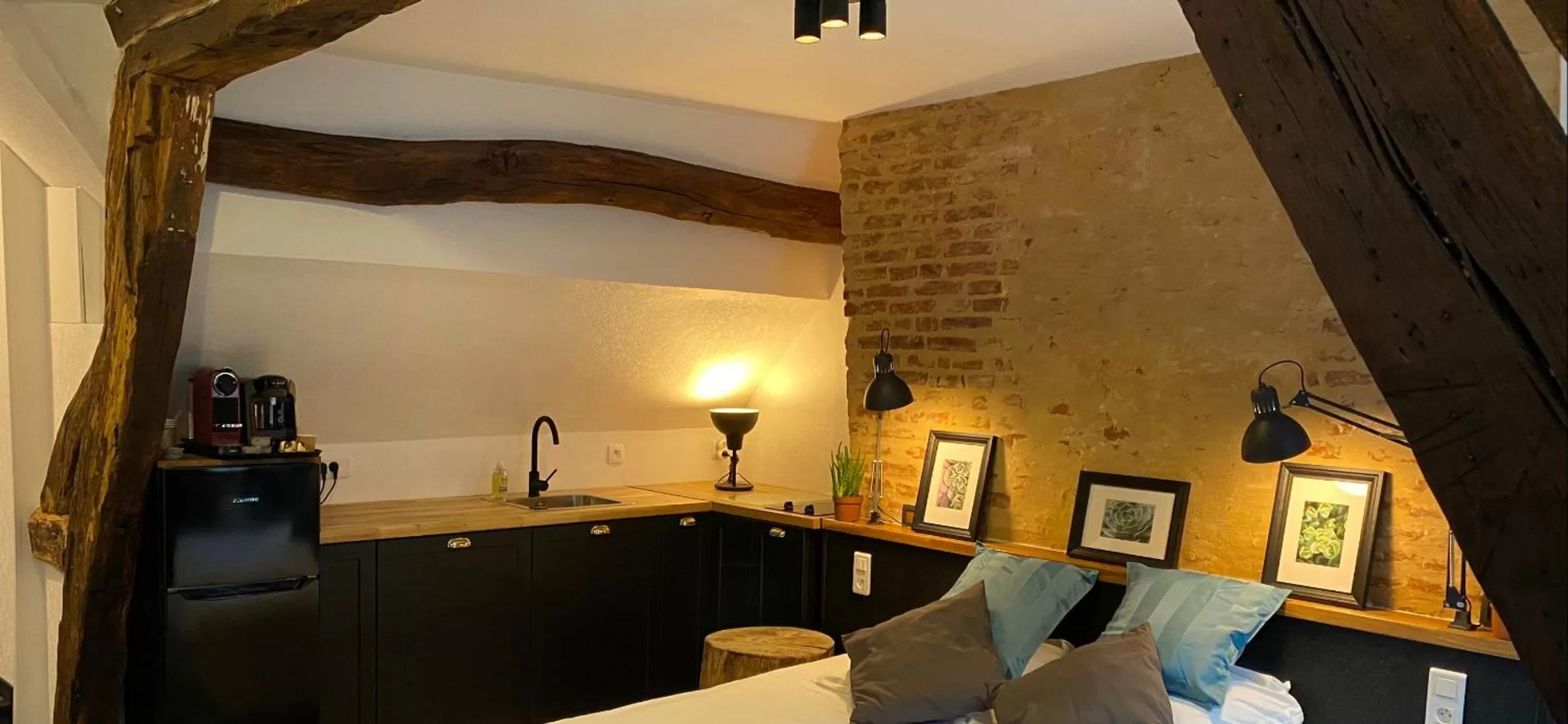 Kitchen or kitchenette, Bed in Hôtel De La Cathédrale