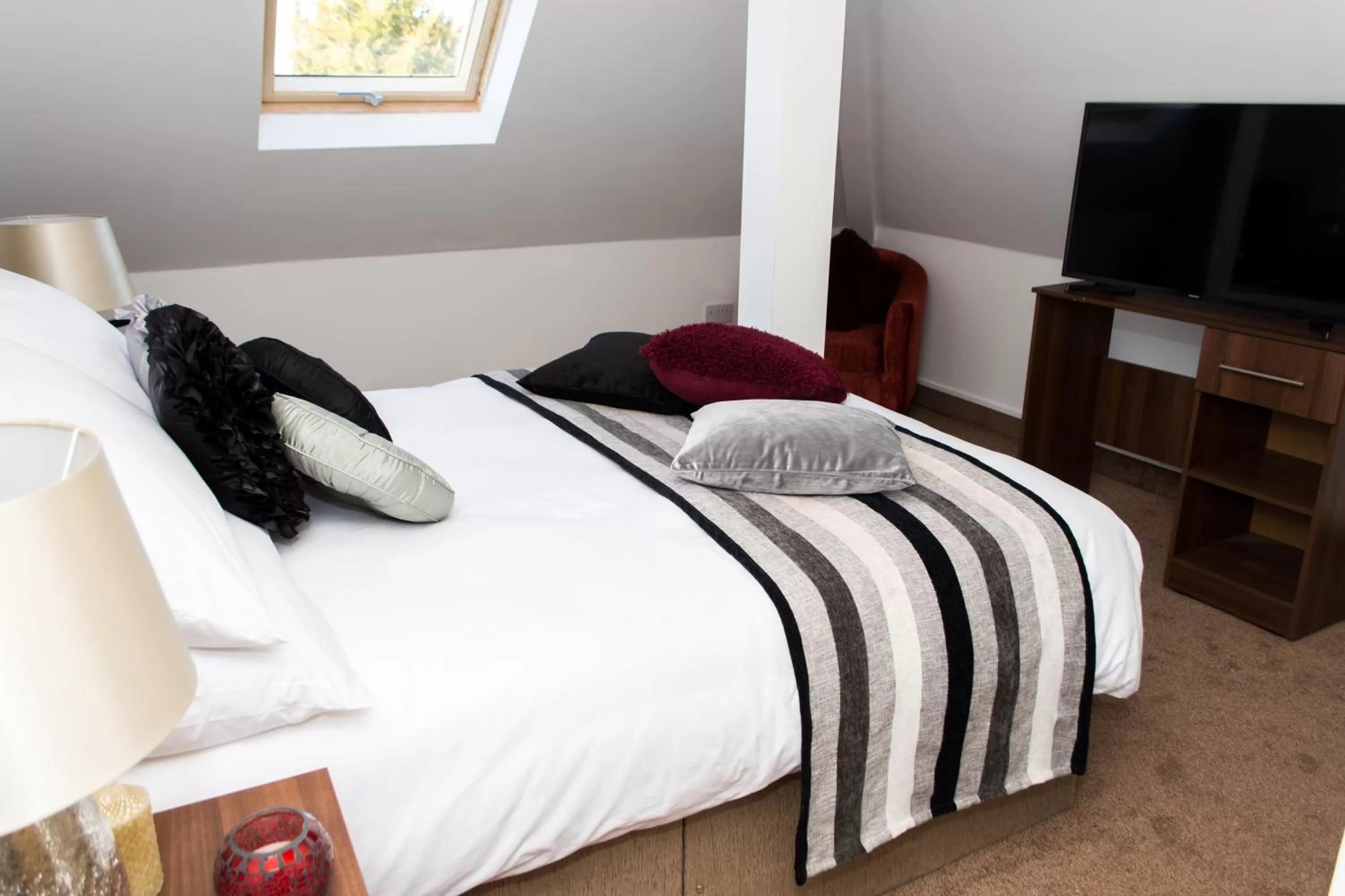 Photo of the whole room, Bed in Trivelles Mayfair,stockport