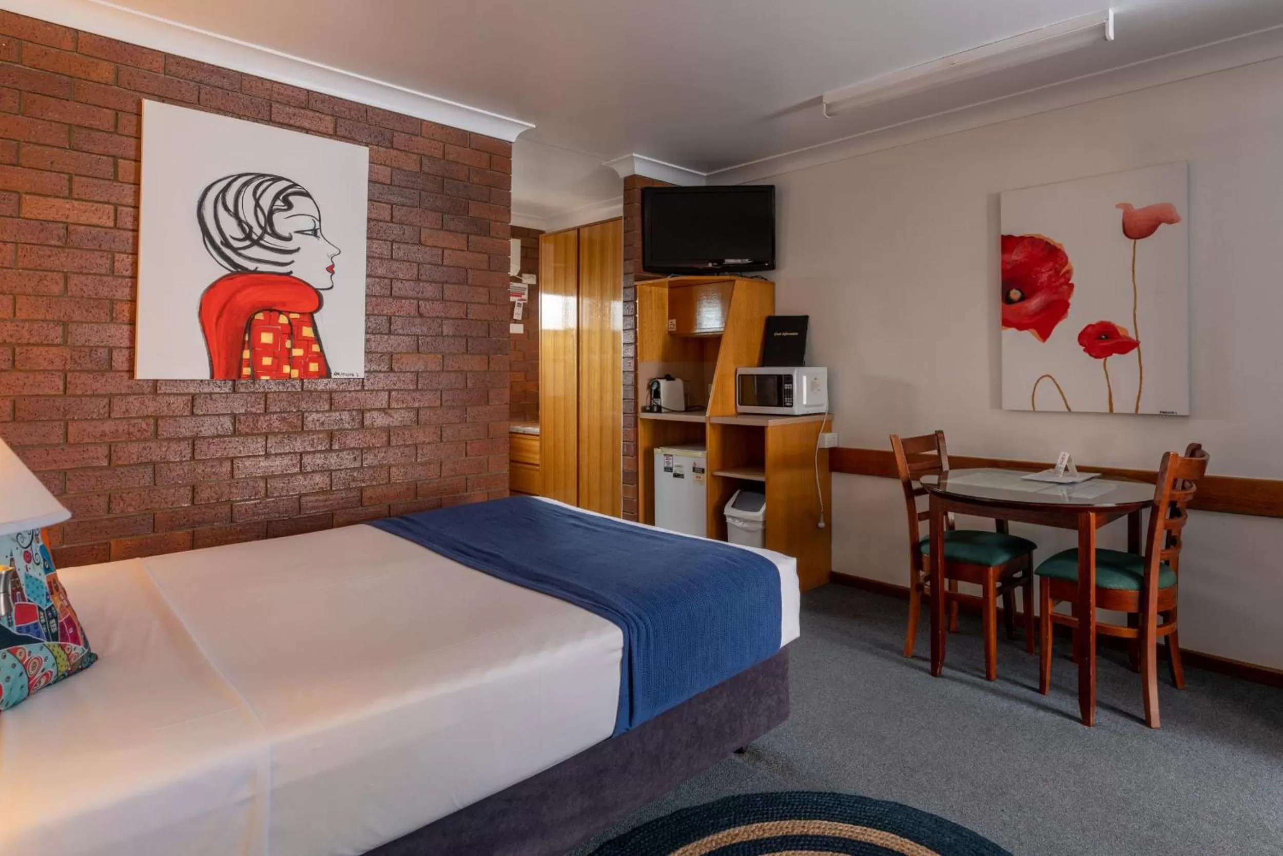 Bed in Country Pathfinder Motor Inn