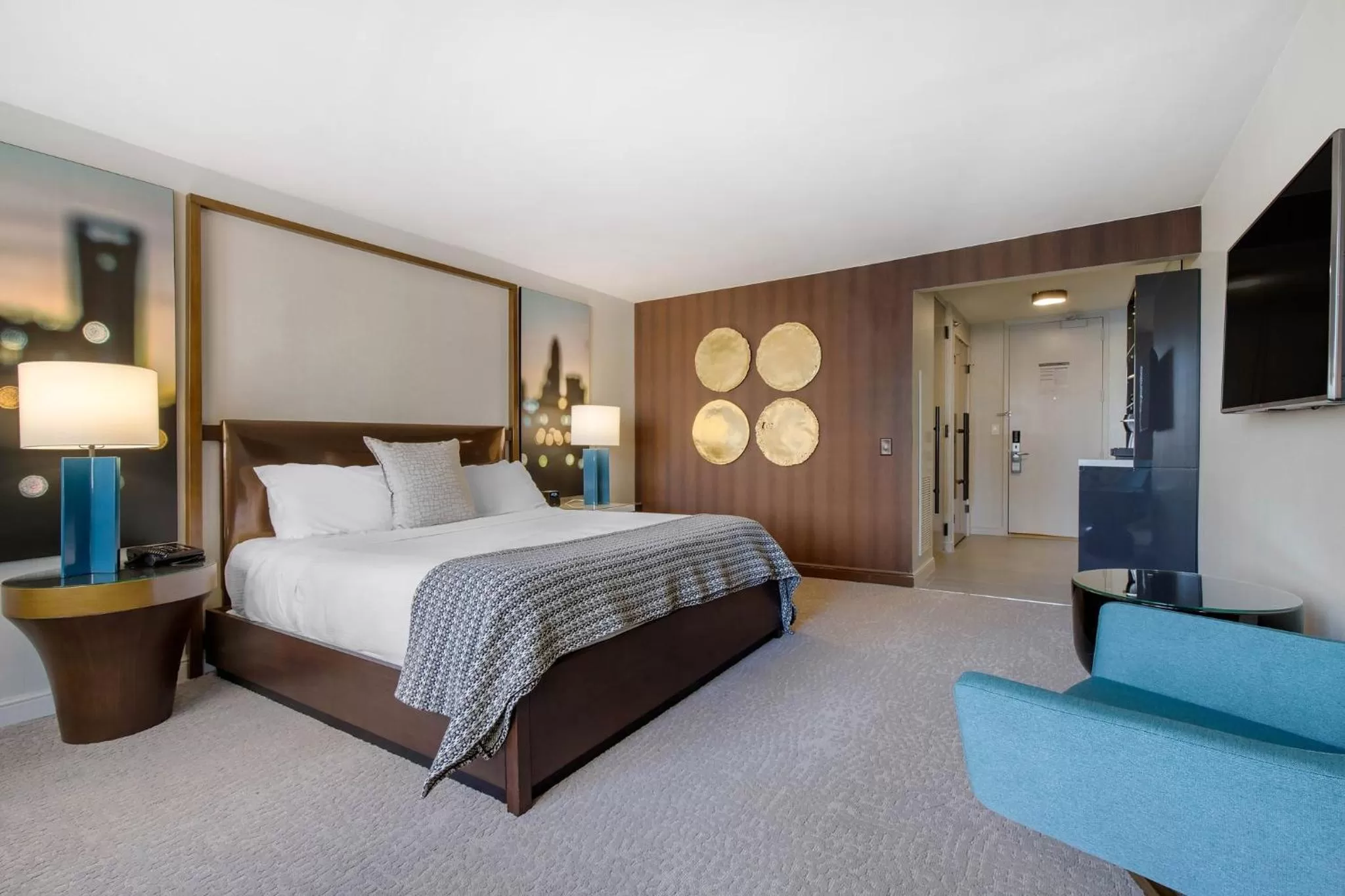 Photo of the whole room, Bed in Omni Charlotte Hotel