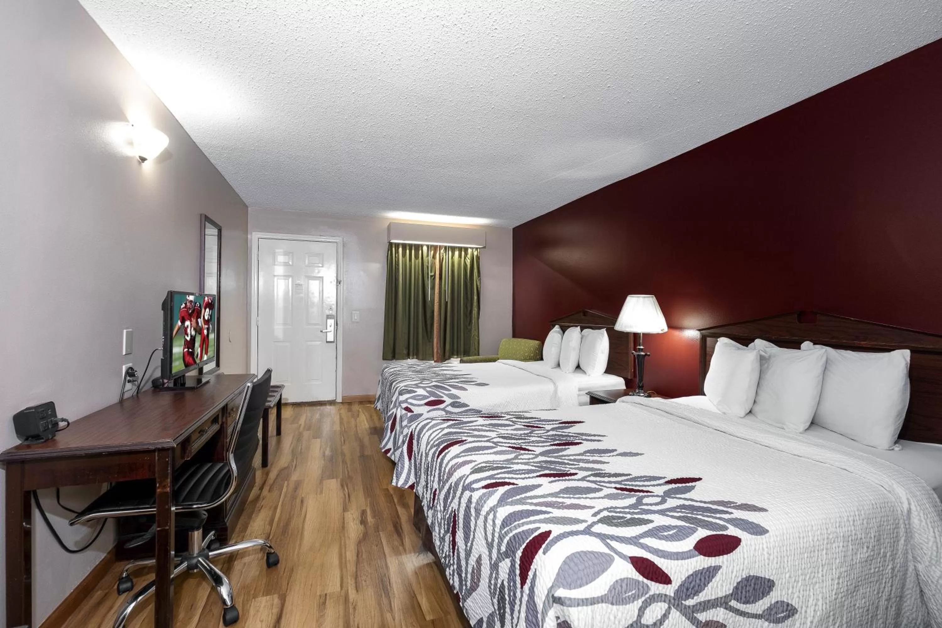 Photo of the whole room, Bed in Red Roof Inn & Suites Wilson