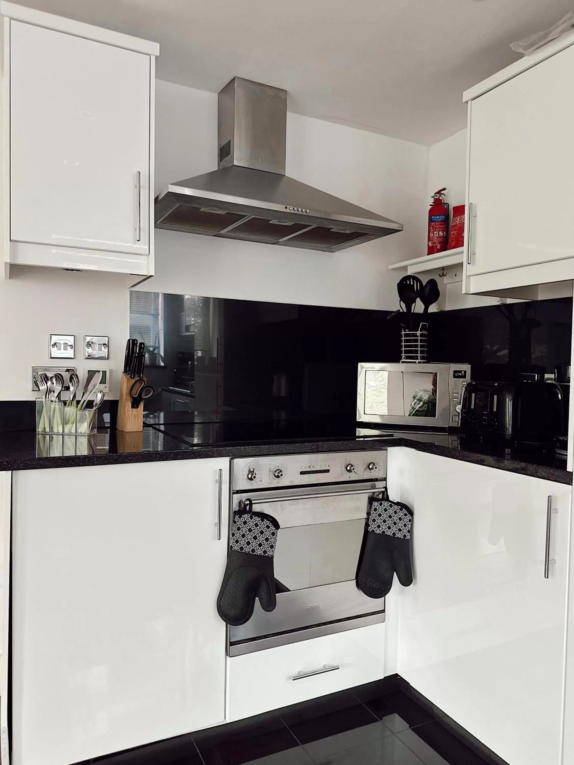Kitchen or kitchenette in Canary Wharf - Luxury Apartments