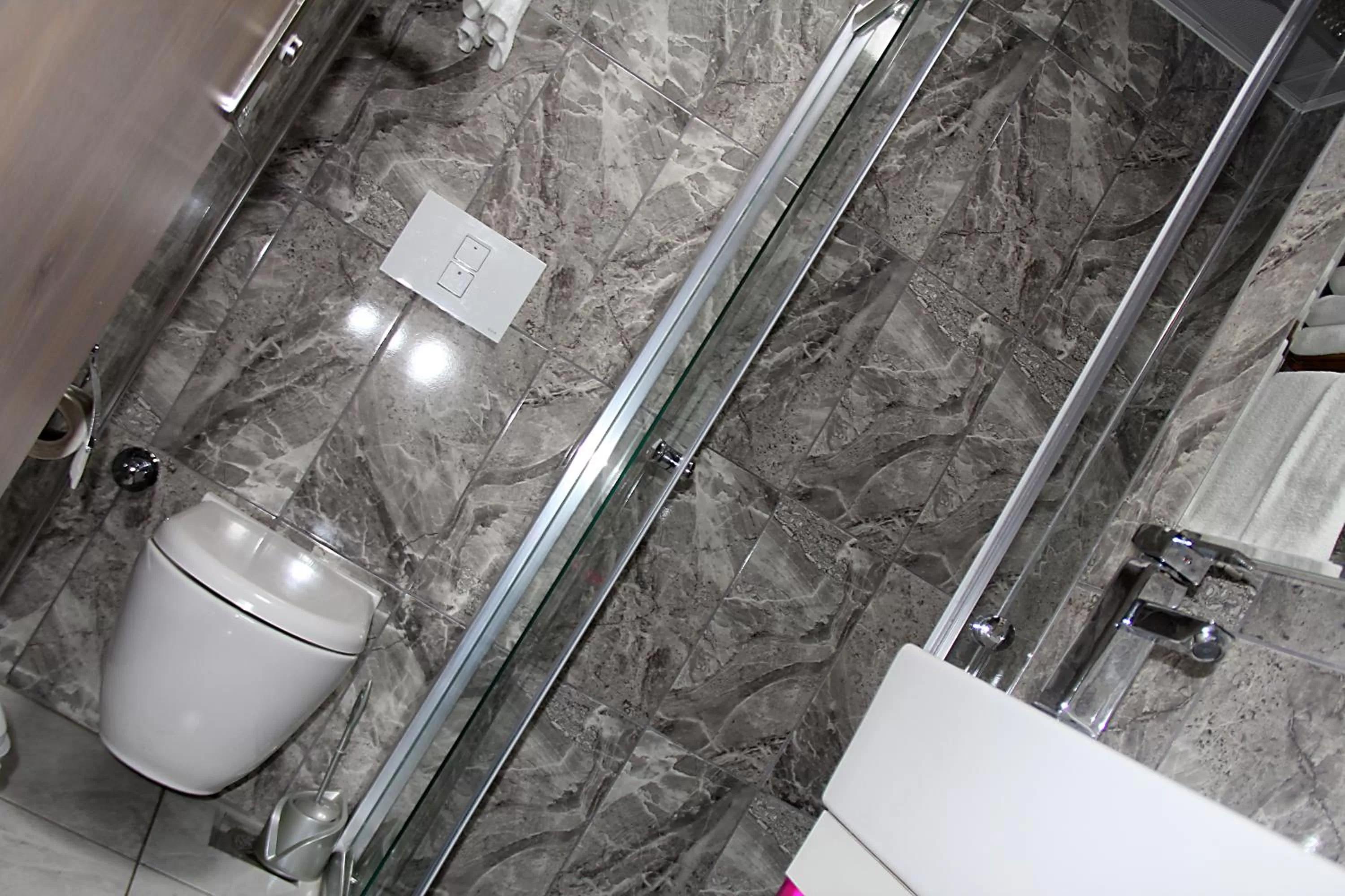 Bathroom, Kitchen/Kitchenette in Nun Hotel