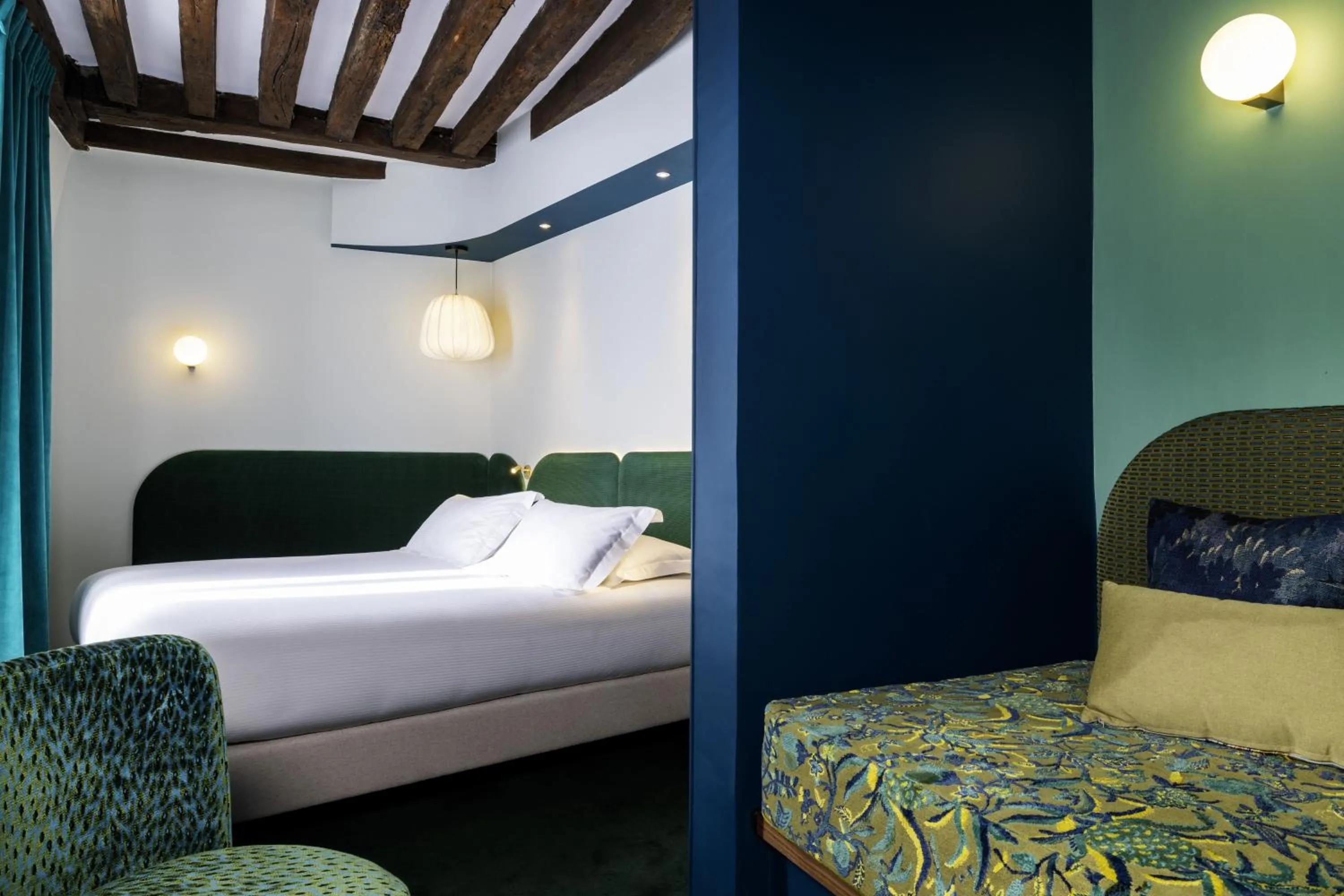 Bed in Hotel L de Lutece - Notre-Dame