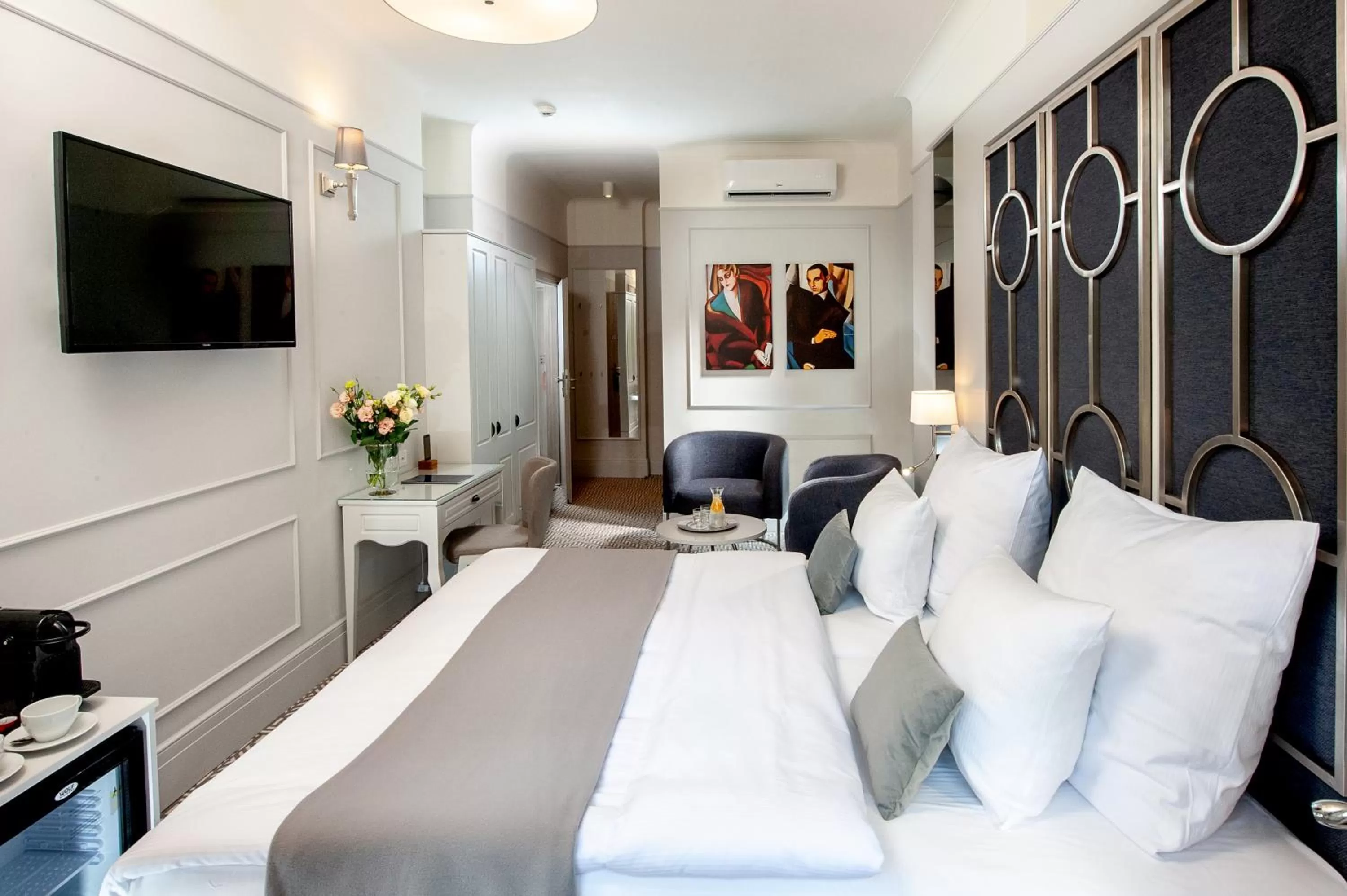 Bed in Amber Design Residence