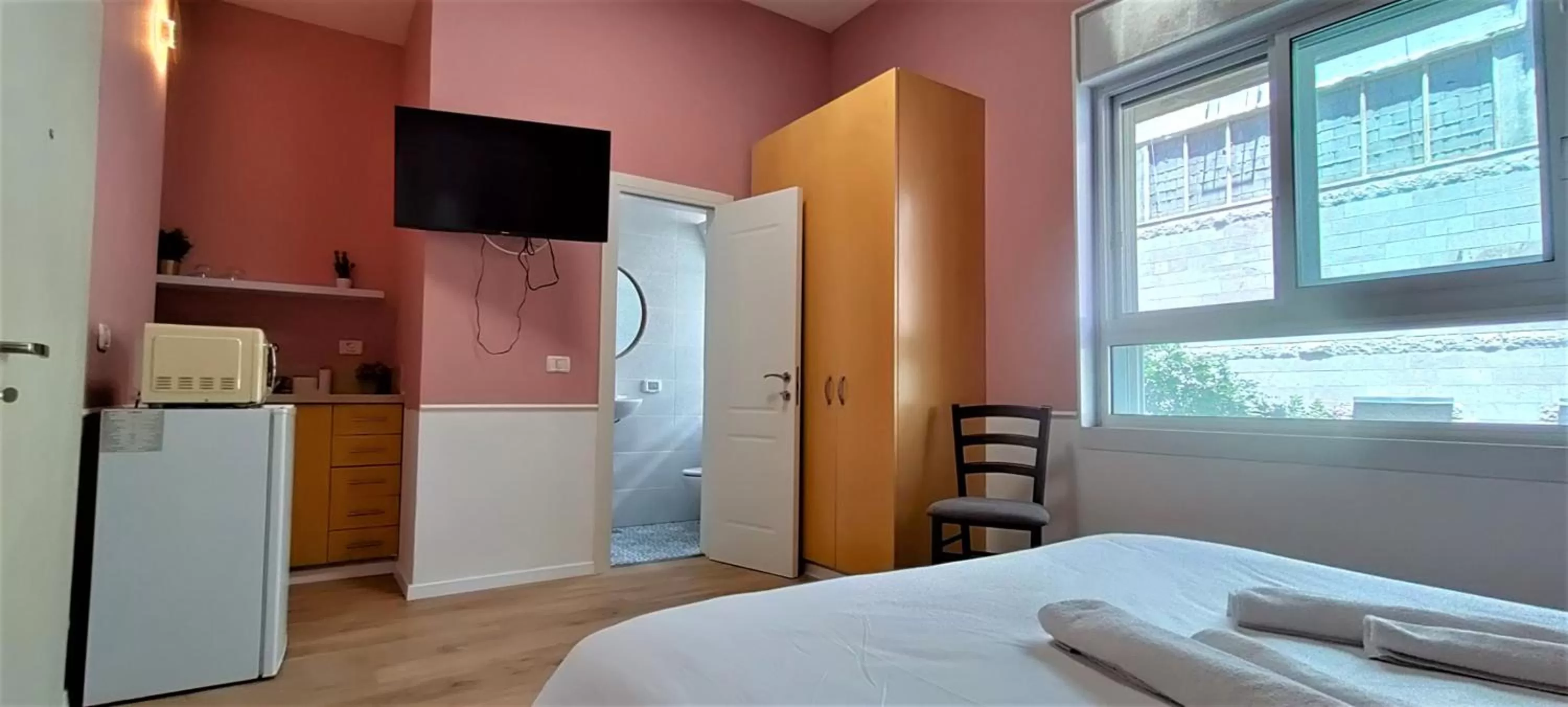 Bedroom, TV/Entertainment Center in Jacobs Suites