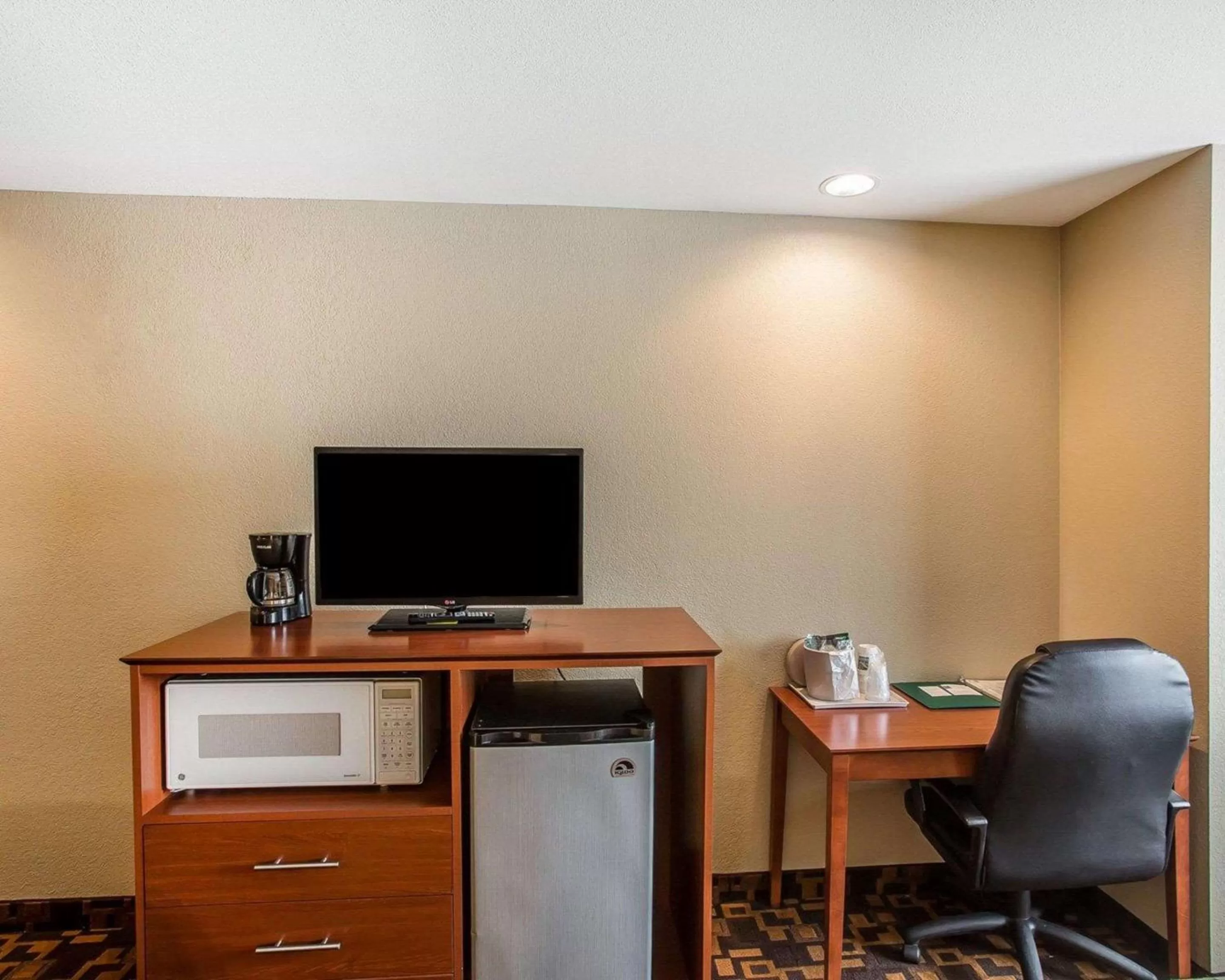 Photo of the whole room, TV/Entertainment Center in Quality Inn & Suites Mt. Juliet