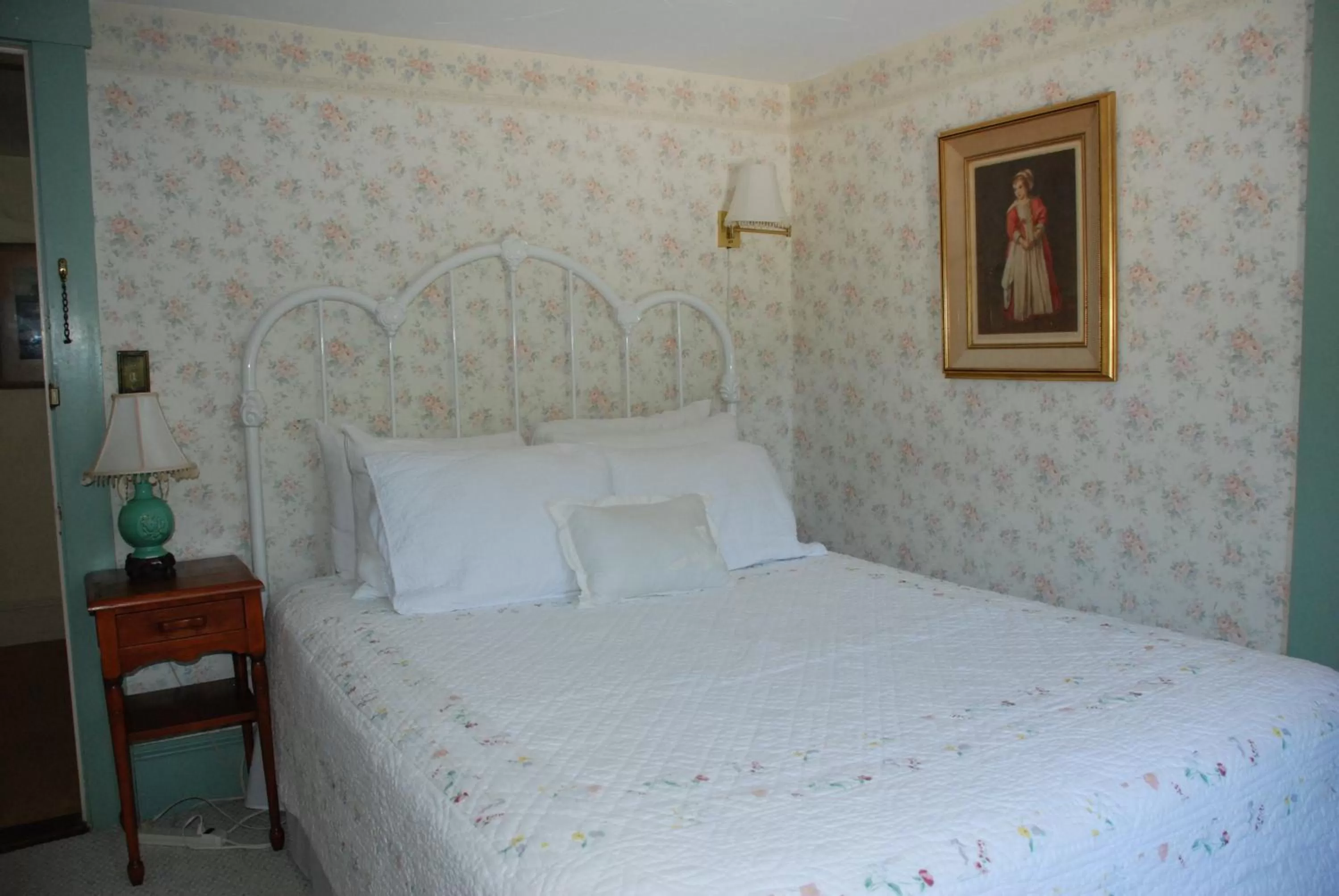 Standard Queen Room in Follansbee Inn