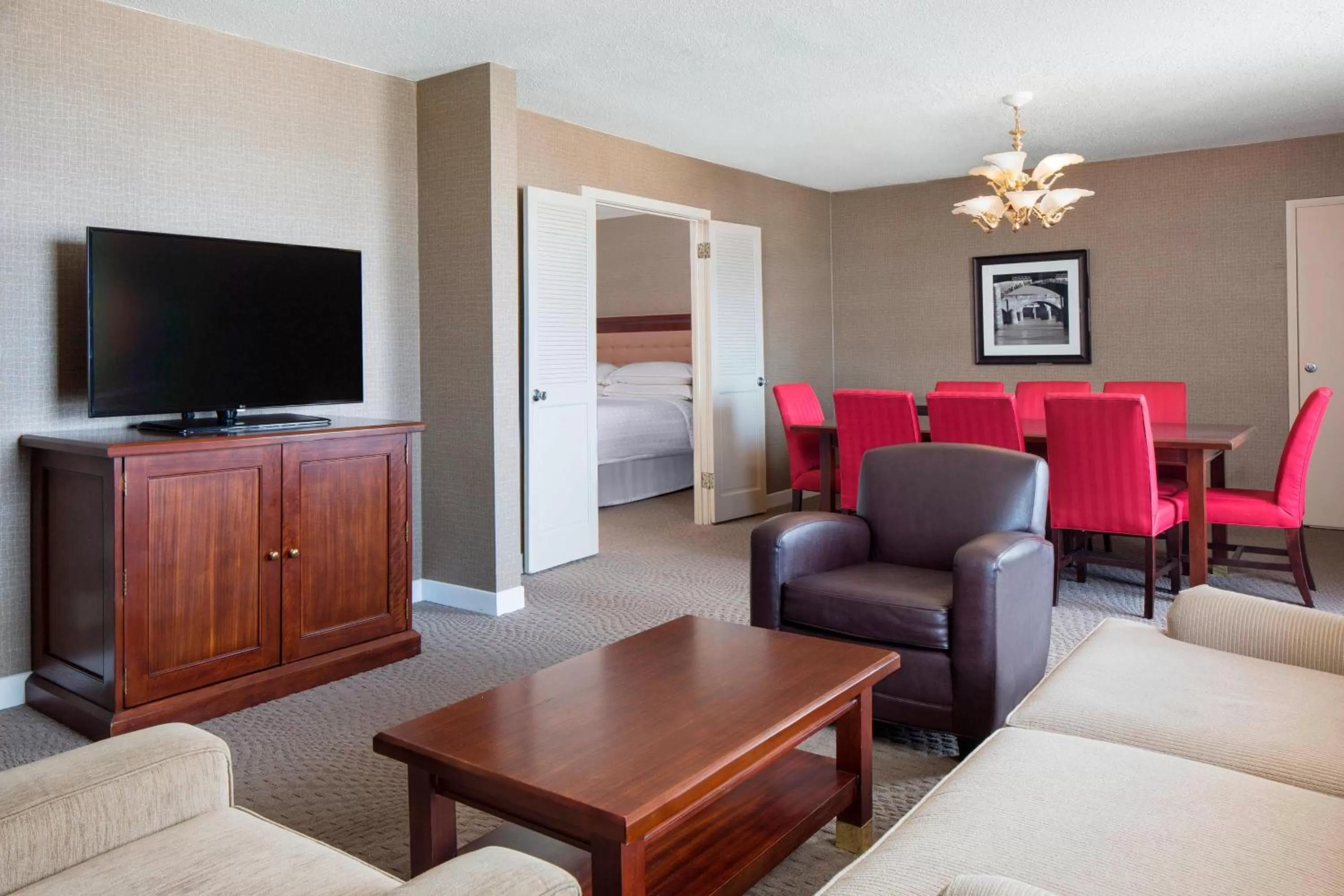 Living room, Bed in Sheraton Harrisburg Hershey Hotel