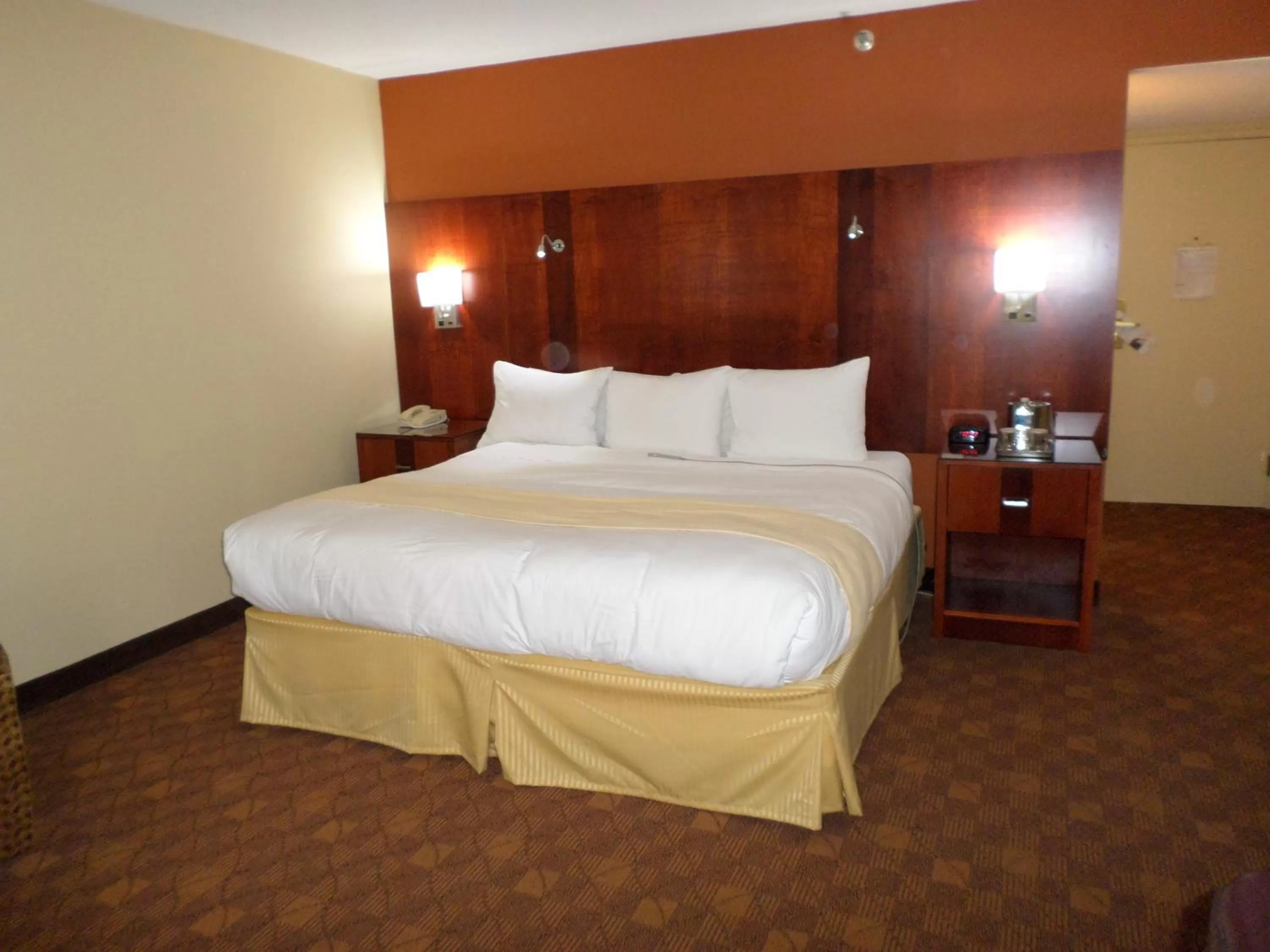 Bed in Radisson Akron-Fairlawn Copley