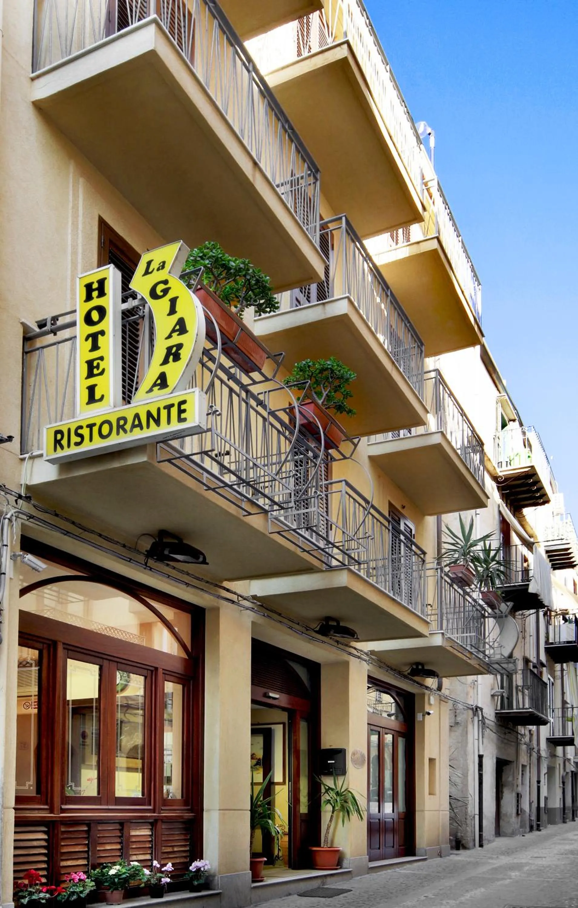 Facade/entrance in Hotel La Giara