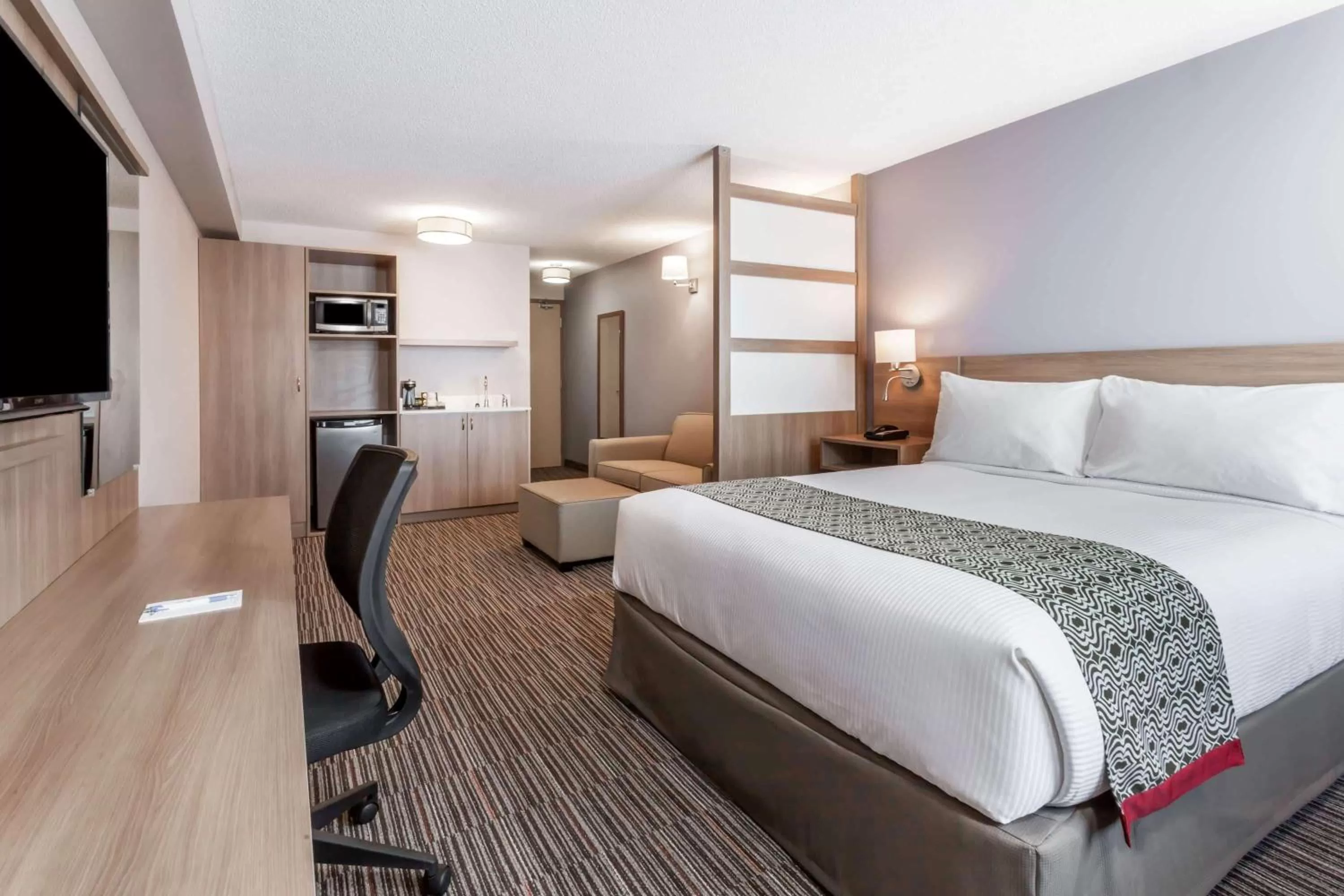 Photo of the whole room, Bed in Microtel Casselman