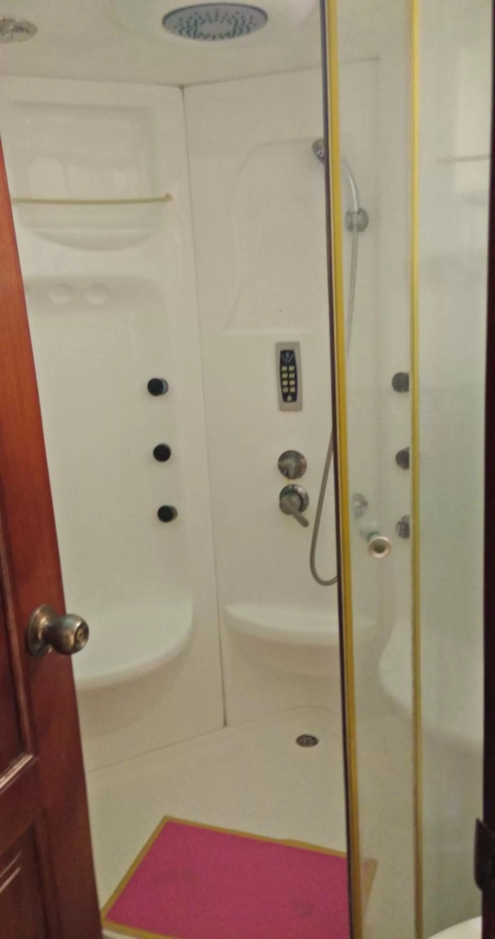 Decorative detail, Bathroom in White Sands shared apartments