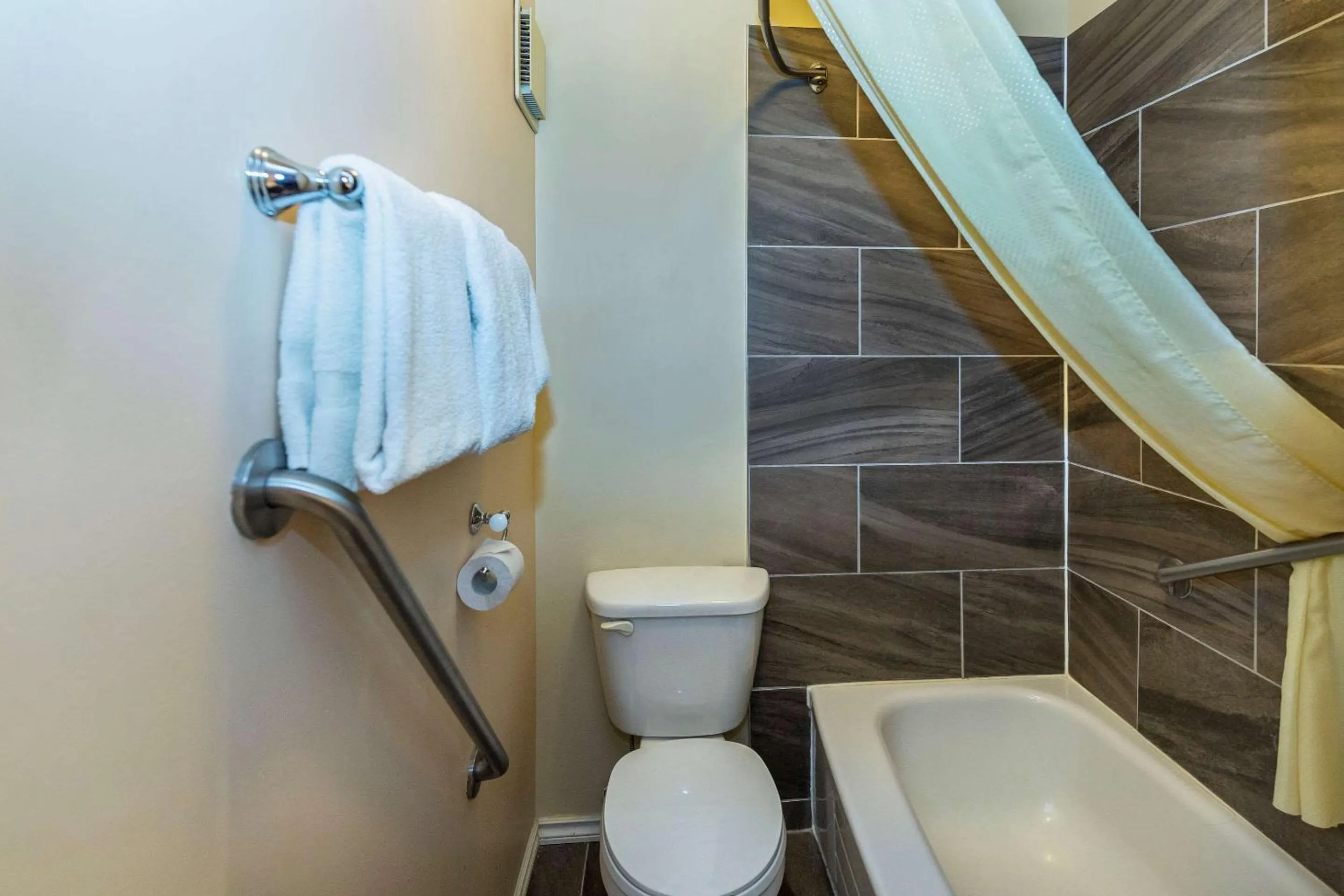 Bedroom in Econo Lodge