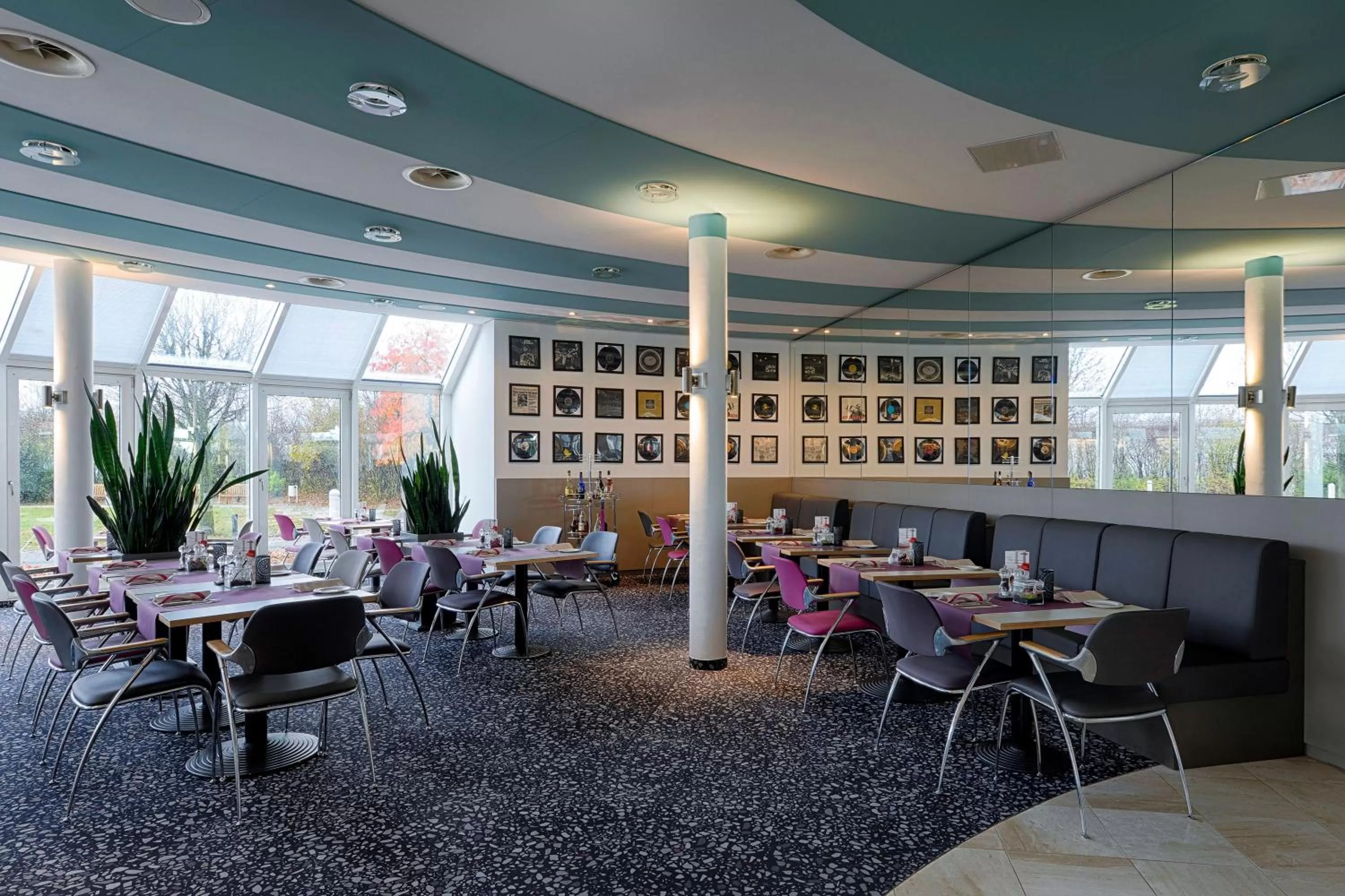 Restaurant/places to eat in Globana Airport Hotel