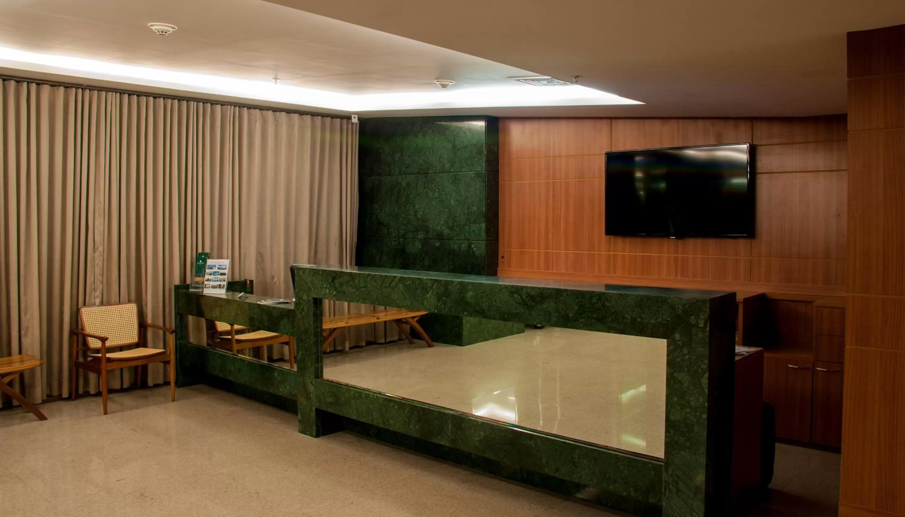 Communal lounge/ TV room, Bed in Américas Granada Hotel