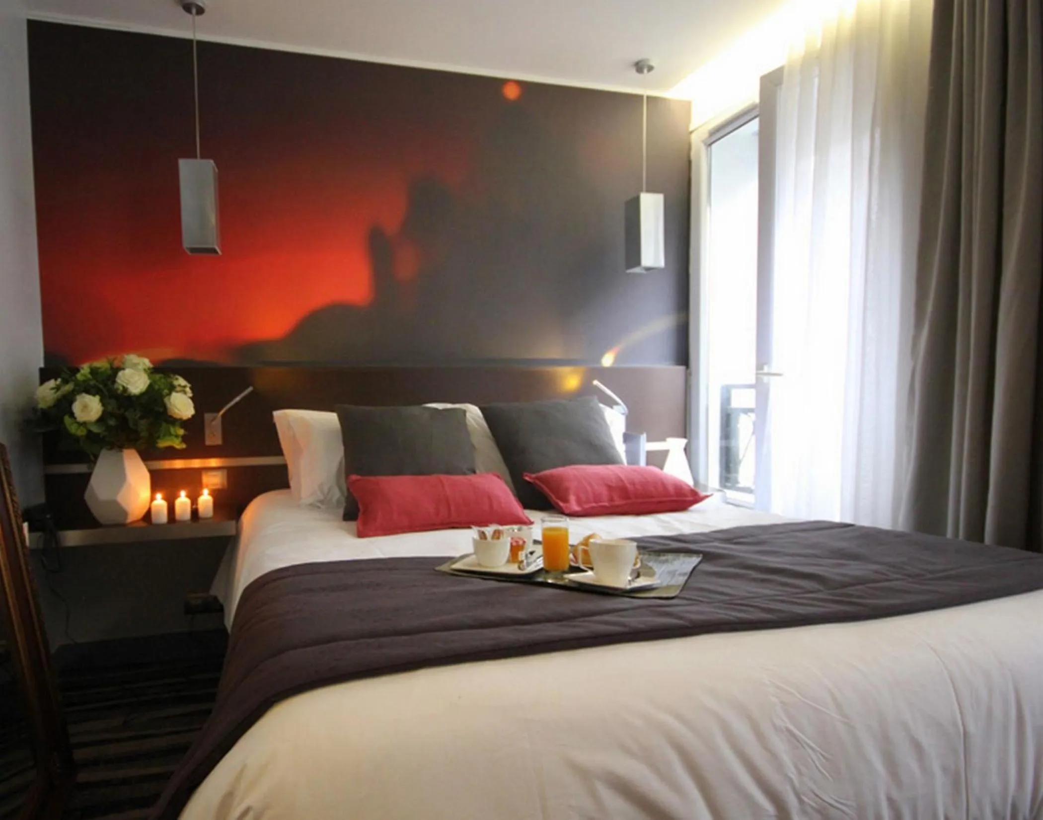 Bed in Hôtel Lumières Montmartre Paris