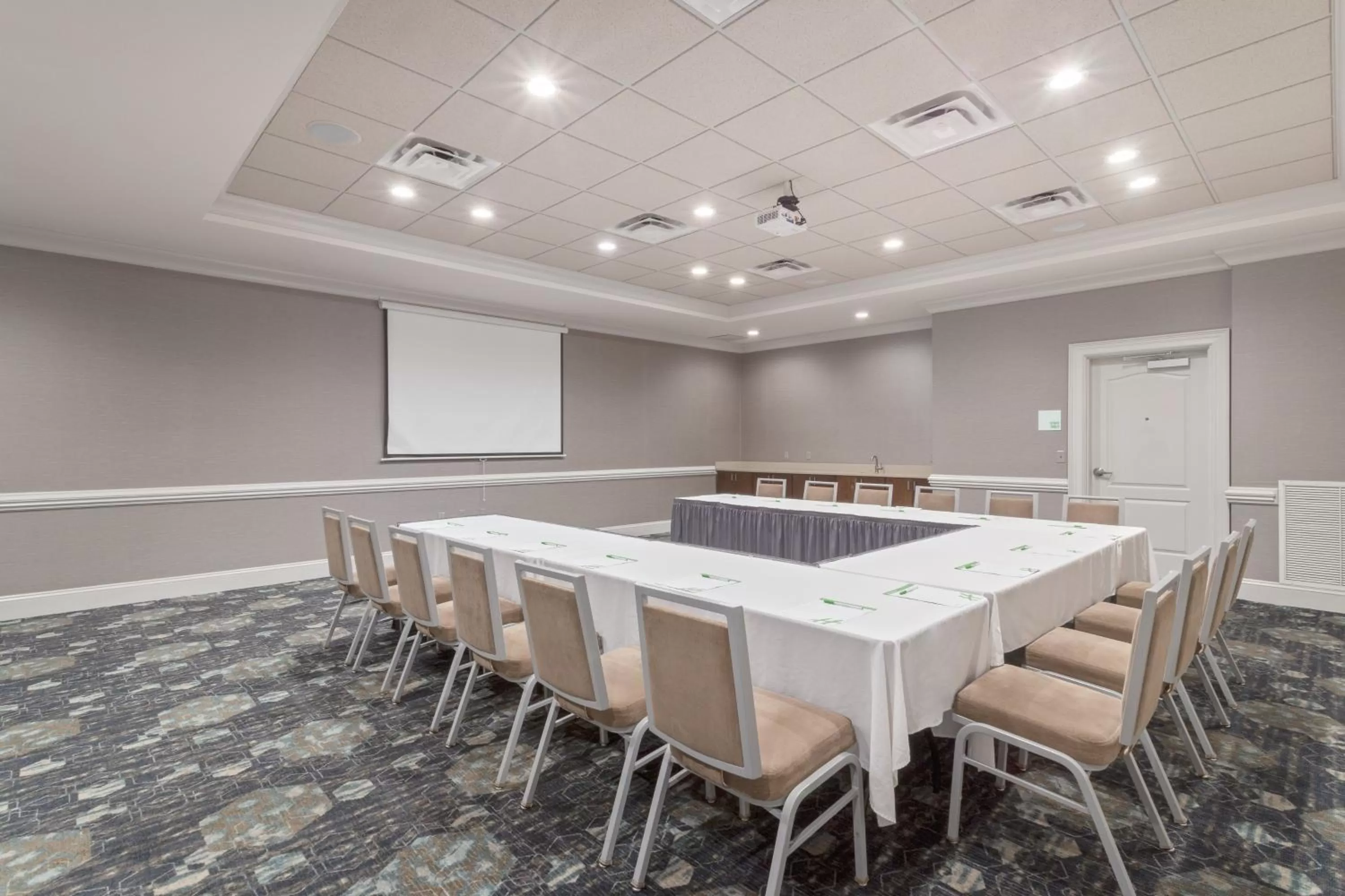Meeting/conference room in Holiday Inn Valdosta Conference Center by IHG