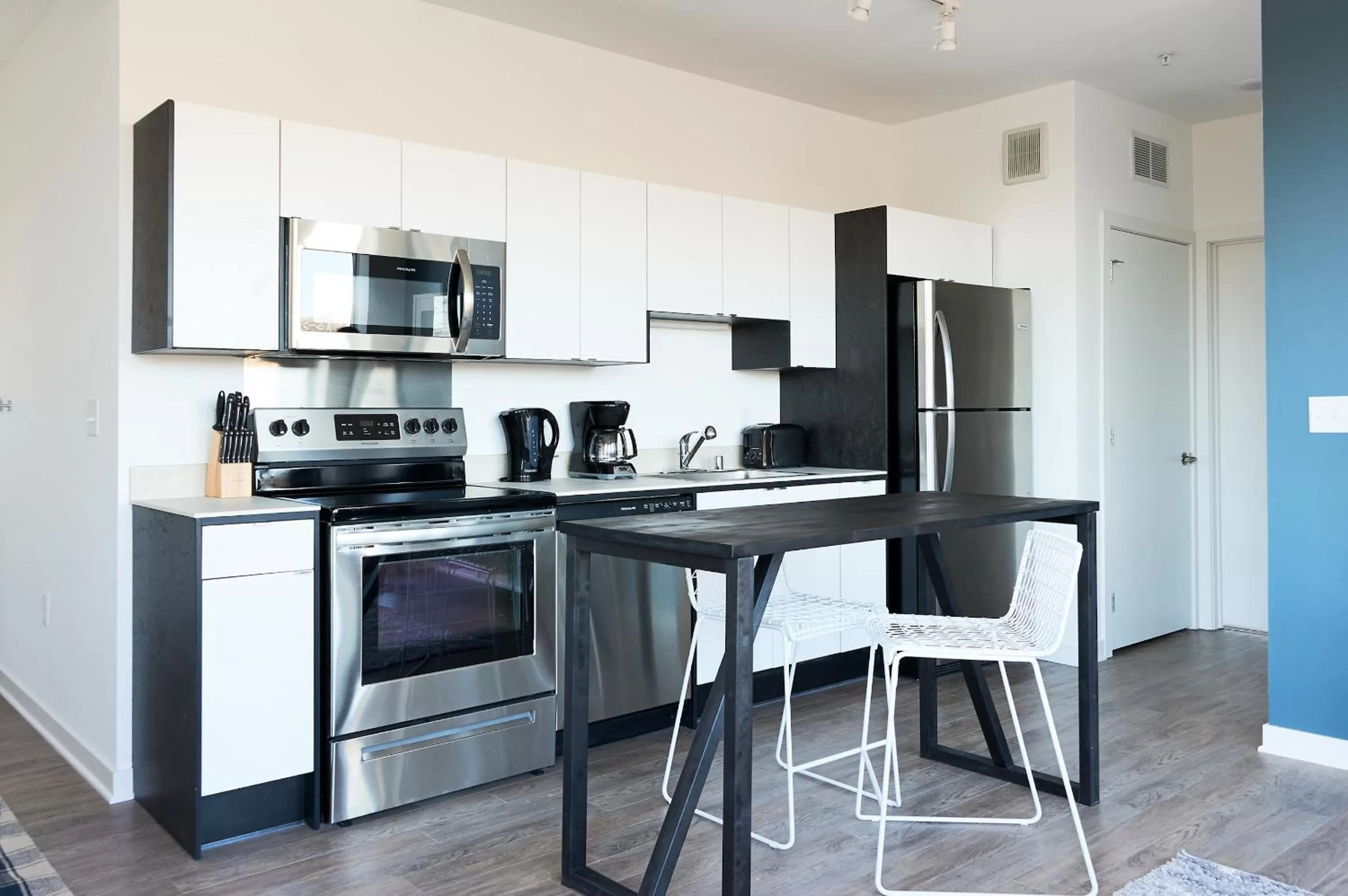 Living room, Kitchen/Kitchenette in Sonder at MODI