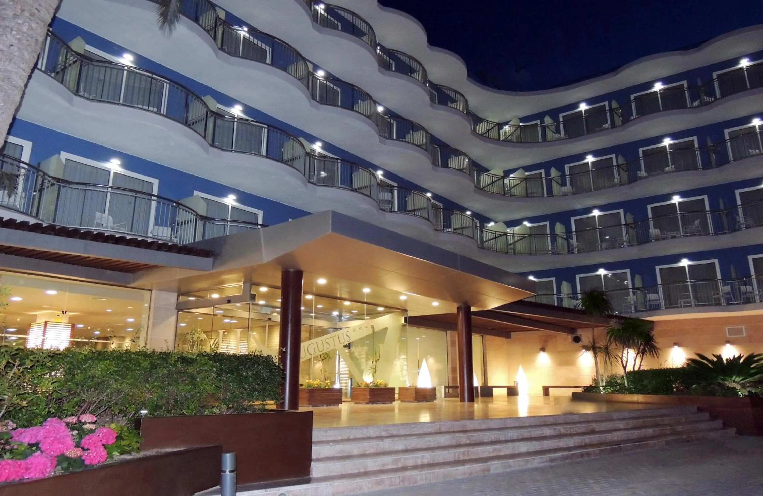 Facade/entrance in Hotel Augustus