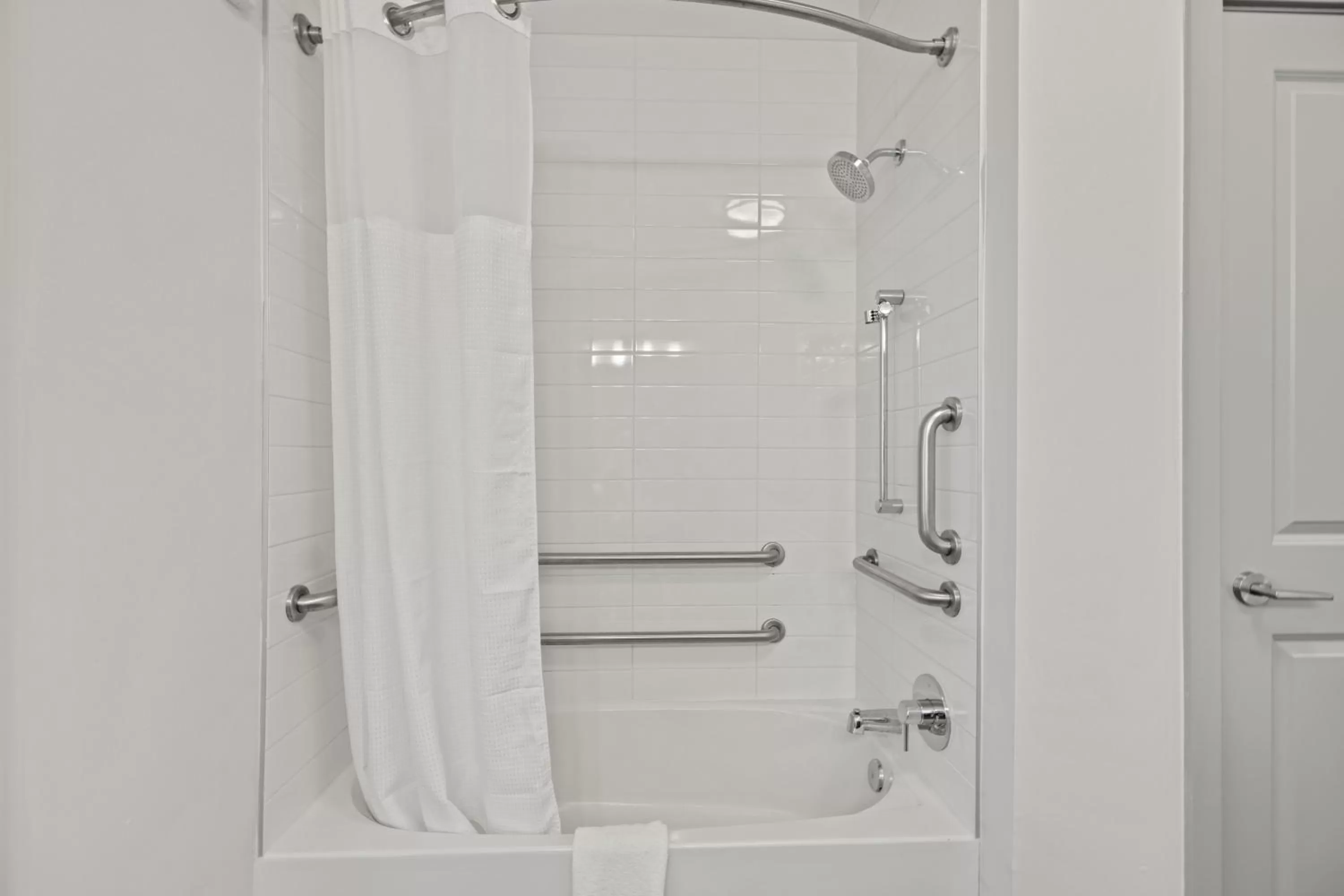 Shower in Placemakr Music Row - Vanderbilt