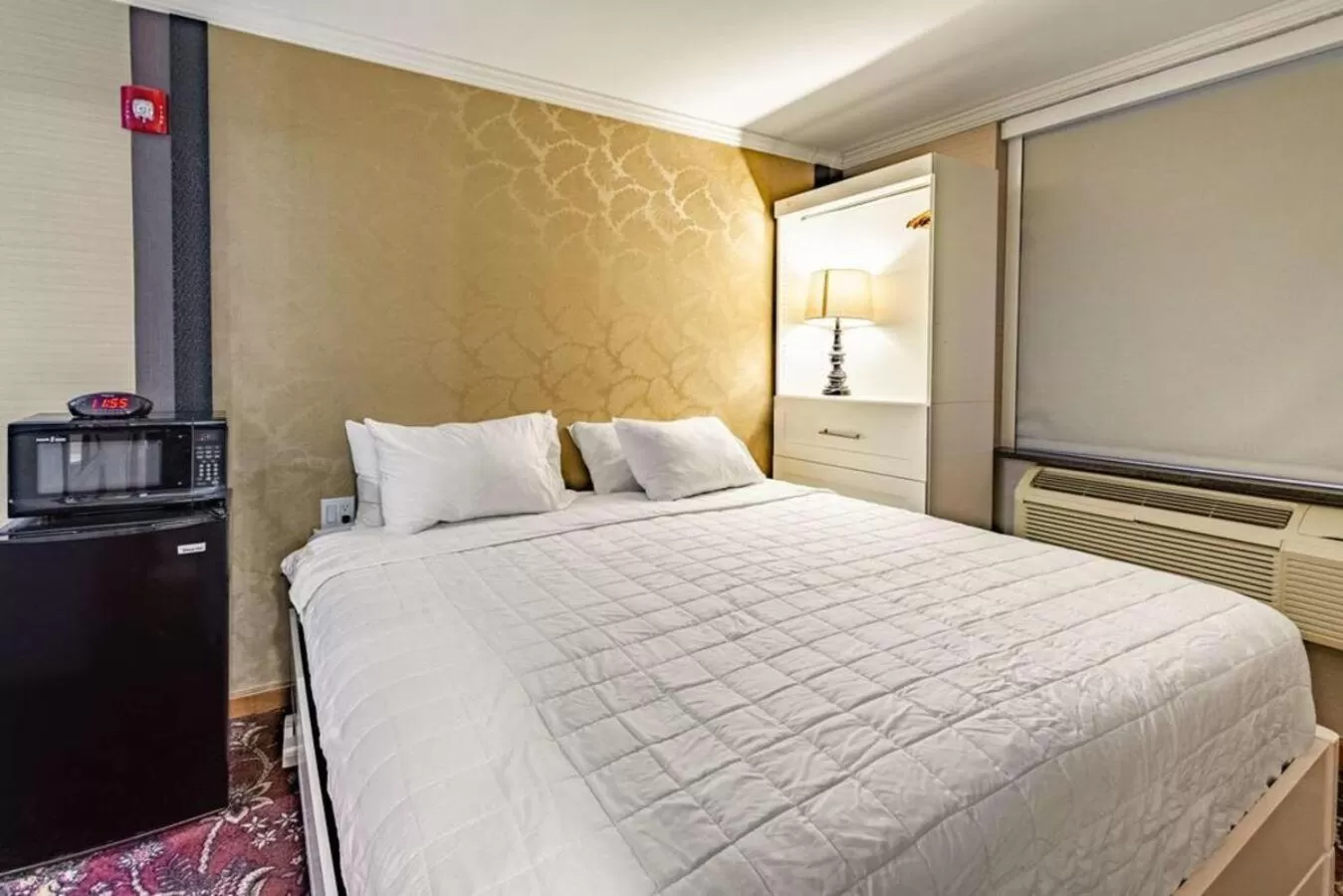 Bedroom, Bed in Umbrella Hotel Brooklyn