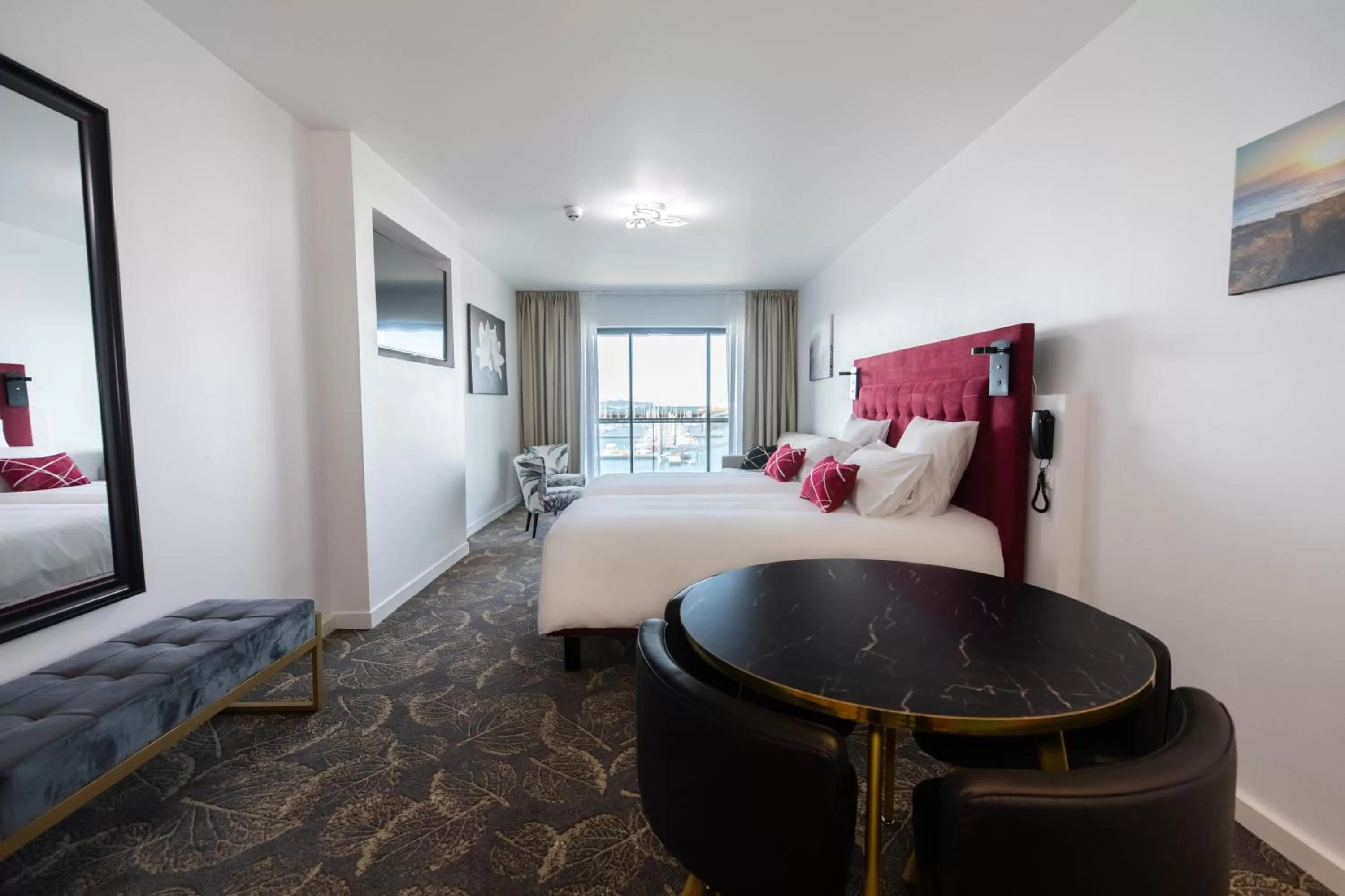 Photo of the whole room, Bed in Le Barracuda & Spa, Centre Port, pieds dans l'eau, vue mer