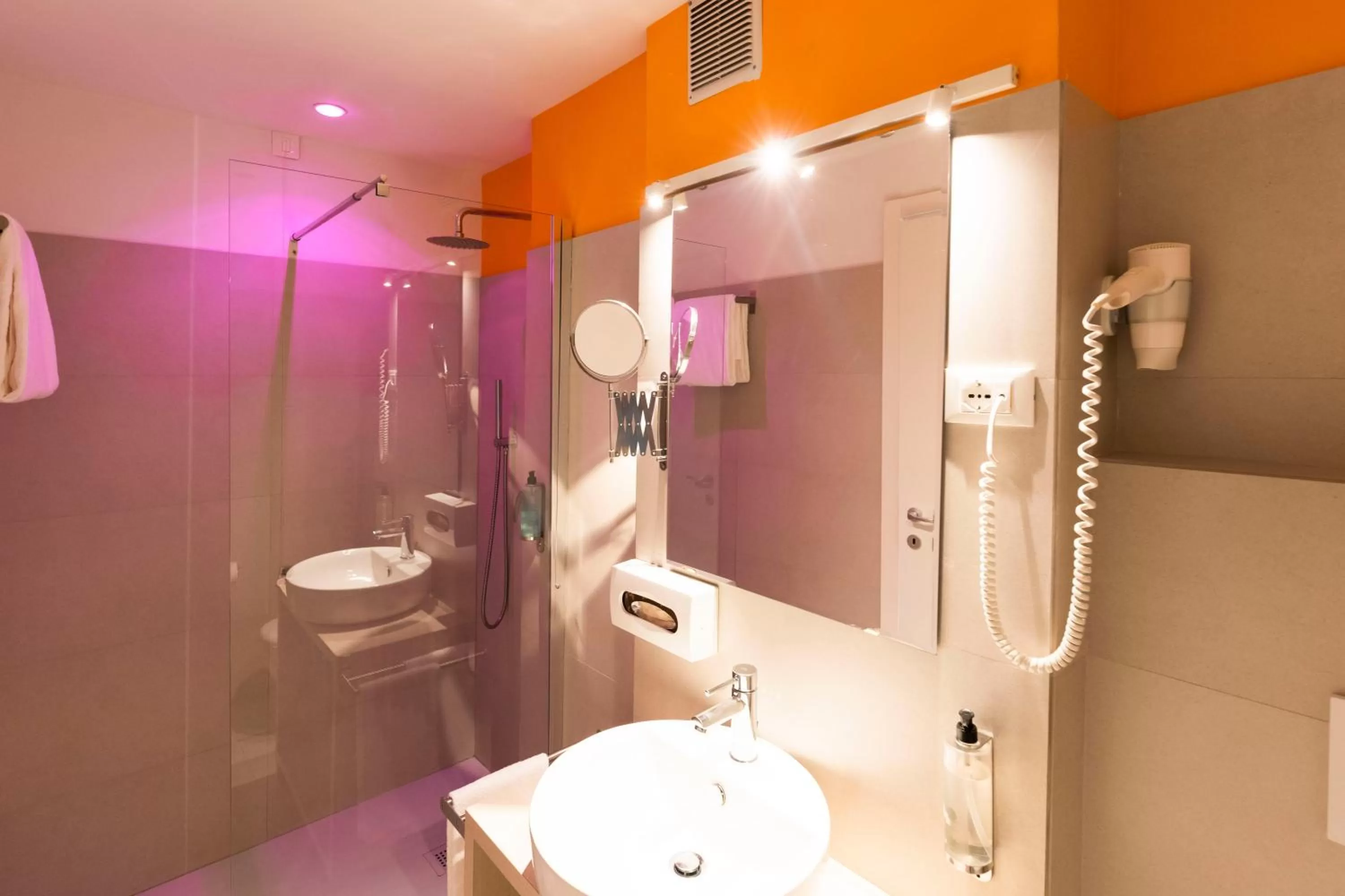 Shower in Kleos Hotel Milano Città Studi by Kleos Group Collection