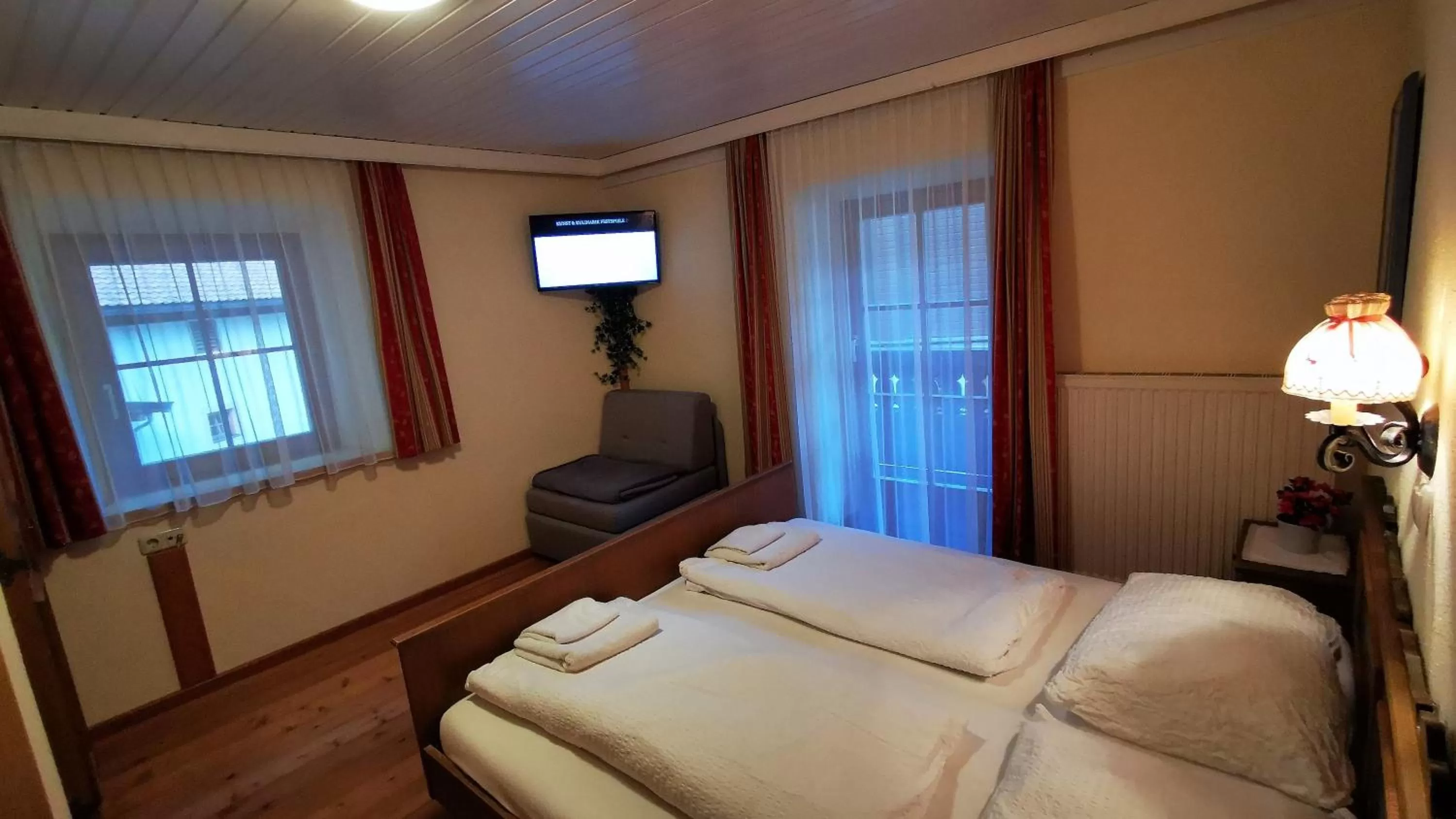 Photo of the whole room, Bed in Gasthof Geronimo