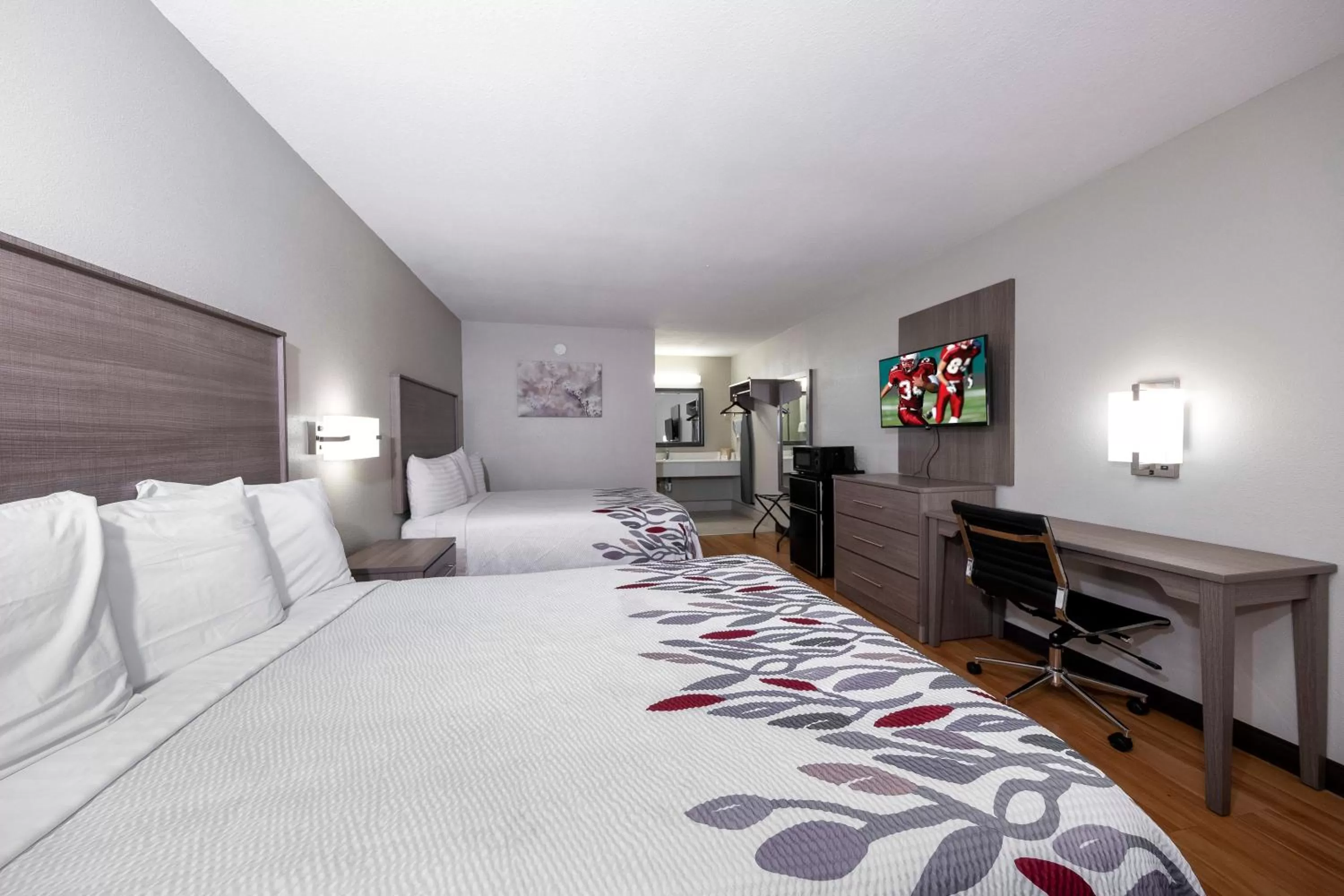 Photo of the whole room, Bed in Red Roof Inn Bay Minette